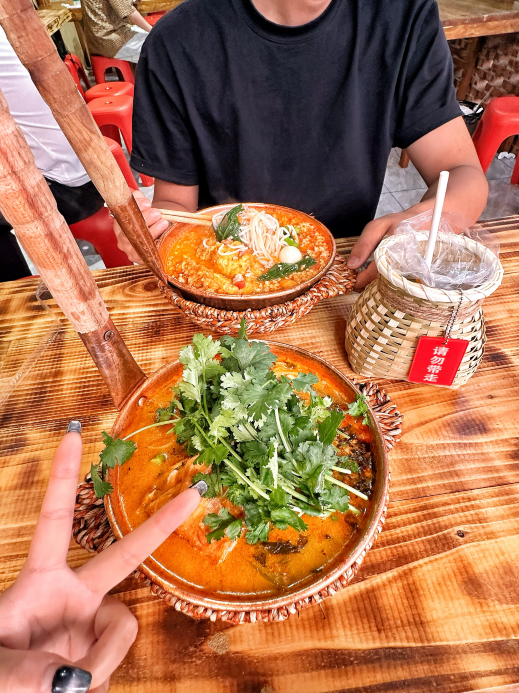 齐烎烎生烫小锅米线