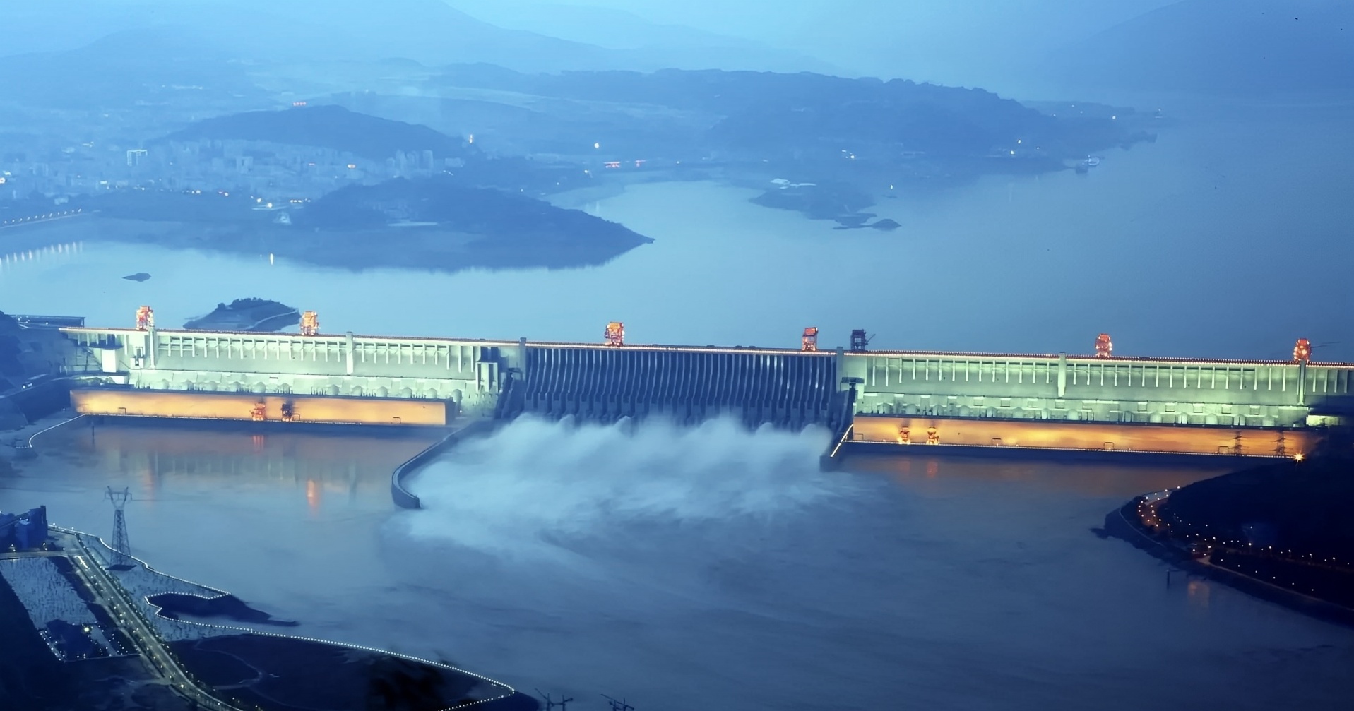 三峡大坝，美如冠玉 1992年4月3日，全国人大批准三峡工程。 三峡大坝，位于湖北省宜昌市夷陵区三斗