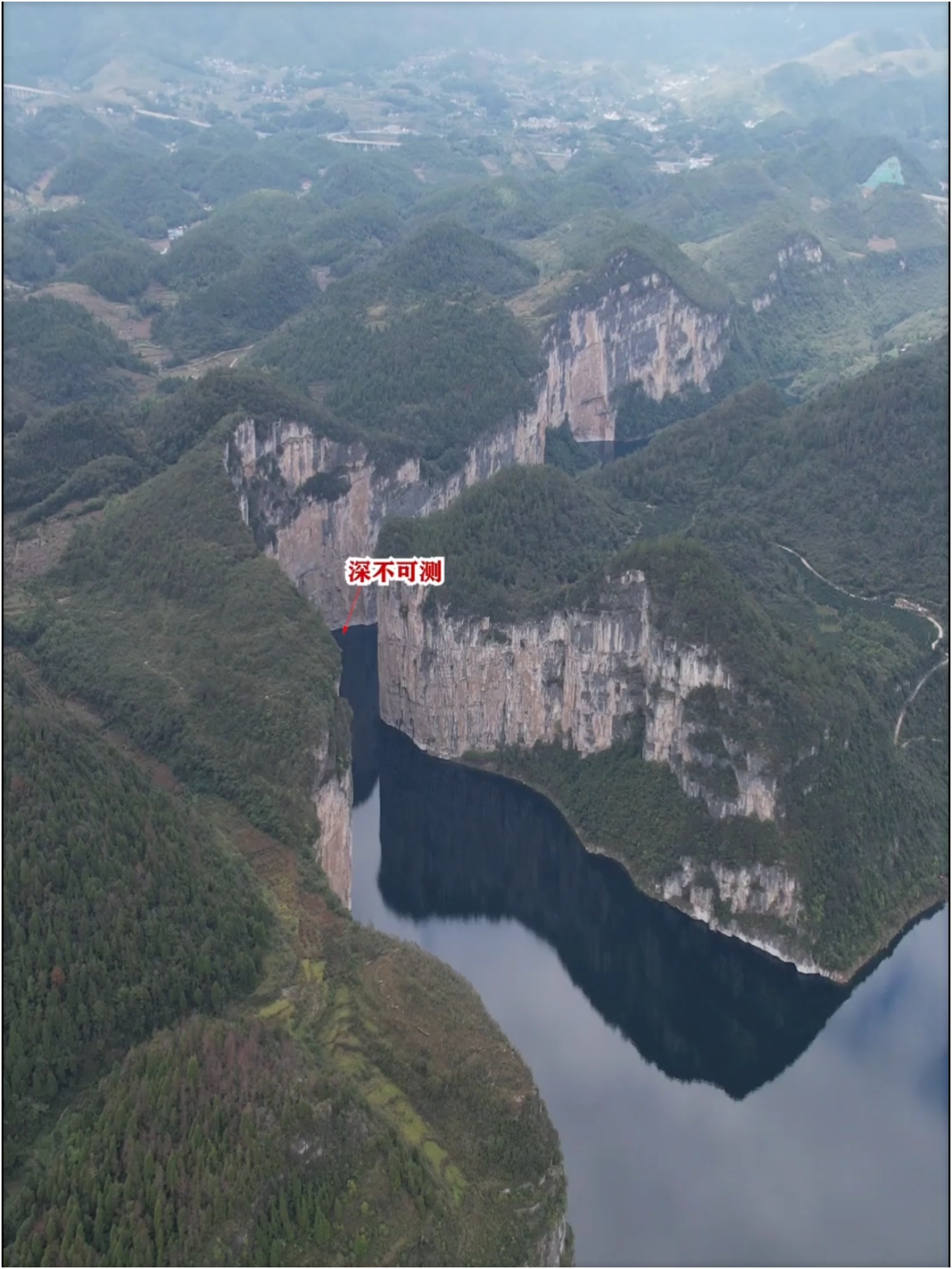神奇的贵州乌江大峡谷，大自然的鬼斧神工，近乎垂直的崖壁！