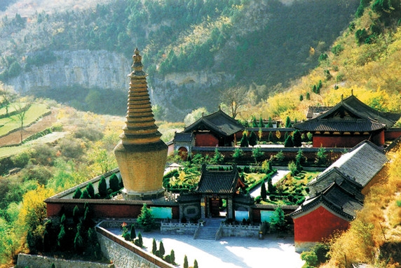 青莲寺位于山西省晋城市，创建于北齐天保年间（公元550-559），为山西省境风著名的佛教寺庙，是全国