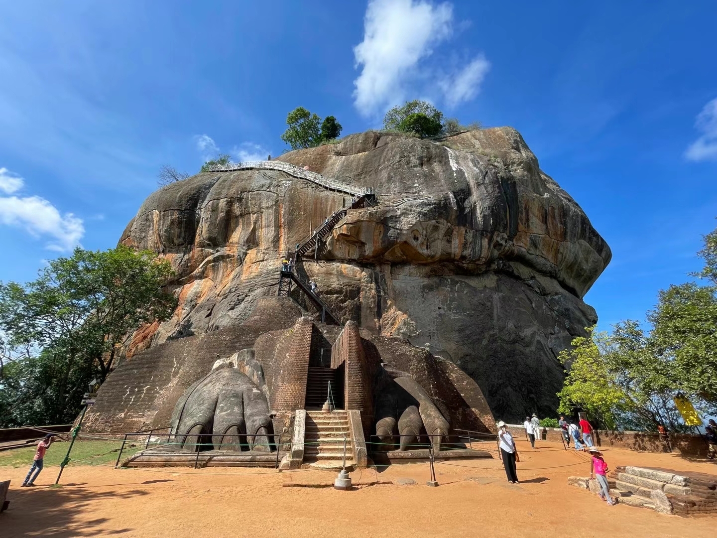 狮子岩—康提Kandy  登顶世界遗产狮子岩。公元5世纪，僧伽罗族国王为树立权威，在岩石上建造了这个