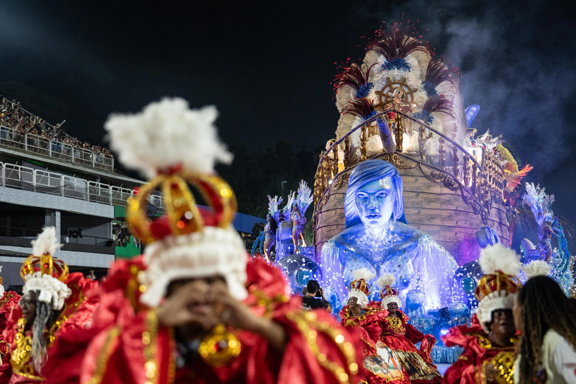巴西里约热内卢桑巴大道上，演员们正在进行狂欢节游行。里约狂欢节是巴西规模最大的狂欢节。 #狂欢节 #