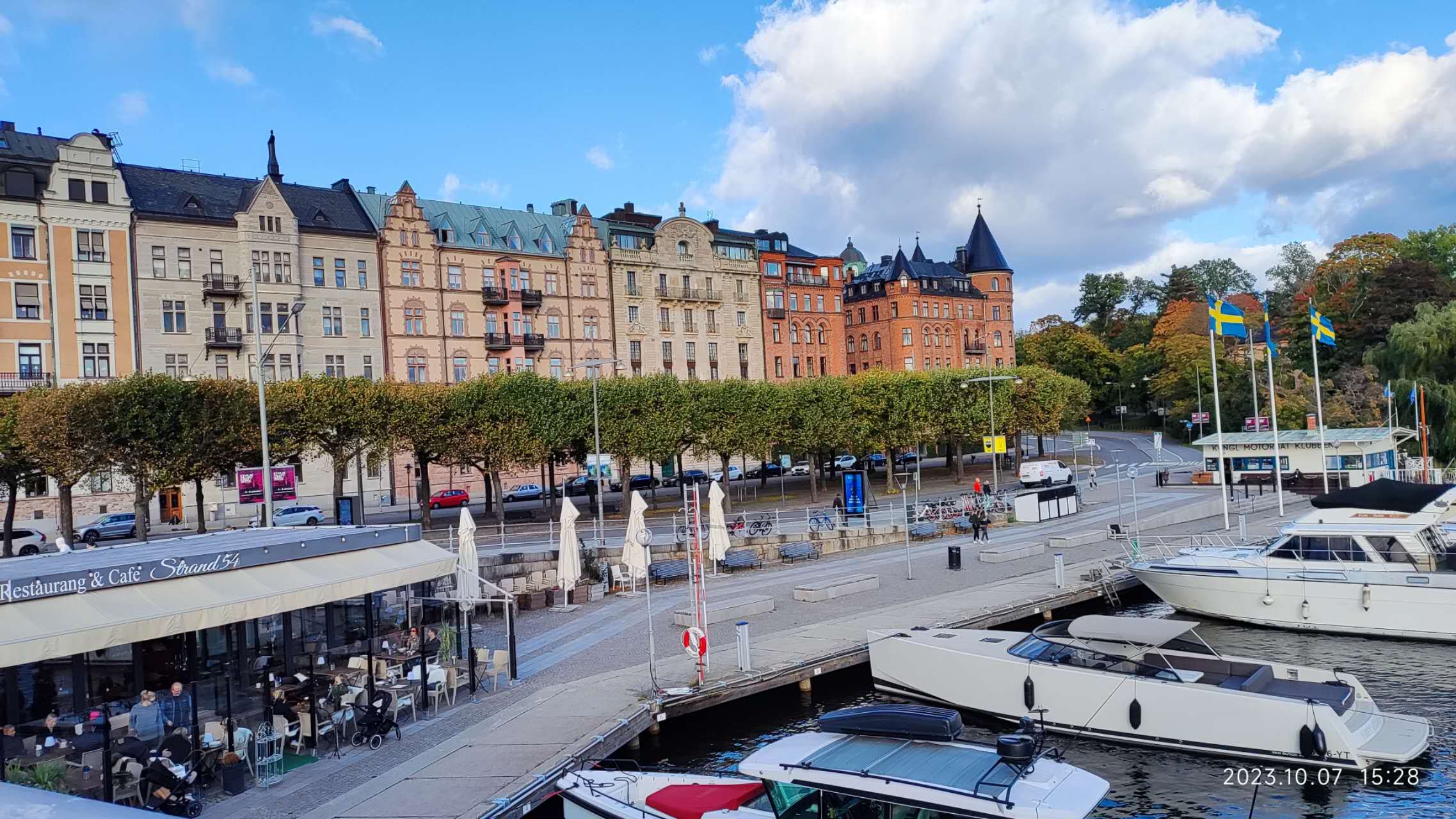 瑞典的宜家家具很简洁，瑞典的建筑却色彩斑斓。走在斯德哥尔摩街头很治愈。