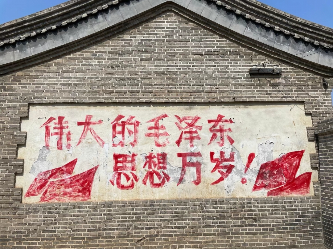 《闯关东》朱家大院，这里建筑风格是以上世纪三、四十年代关东建筑为主，有浓郁的关东特色的山东大院°，也