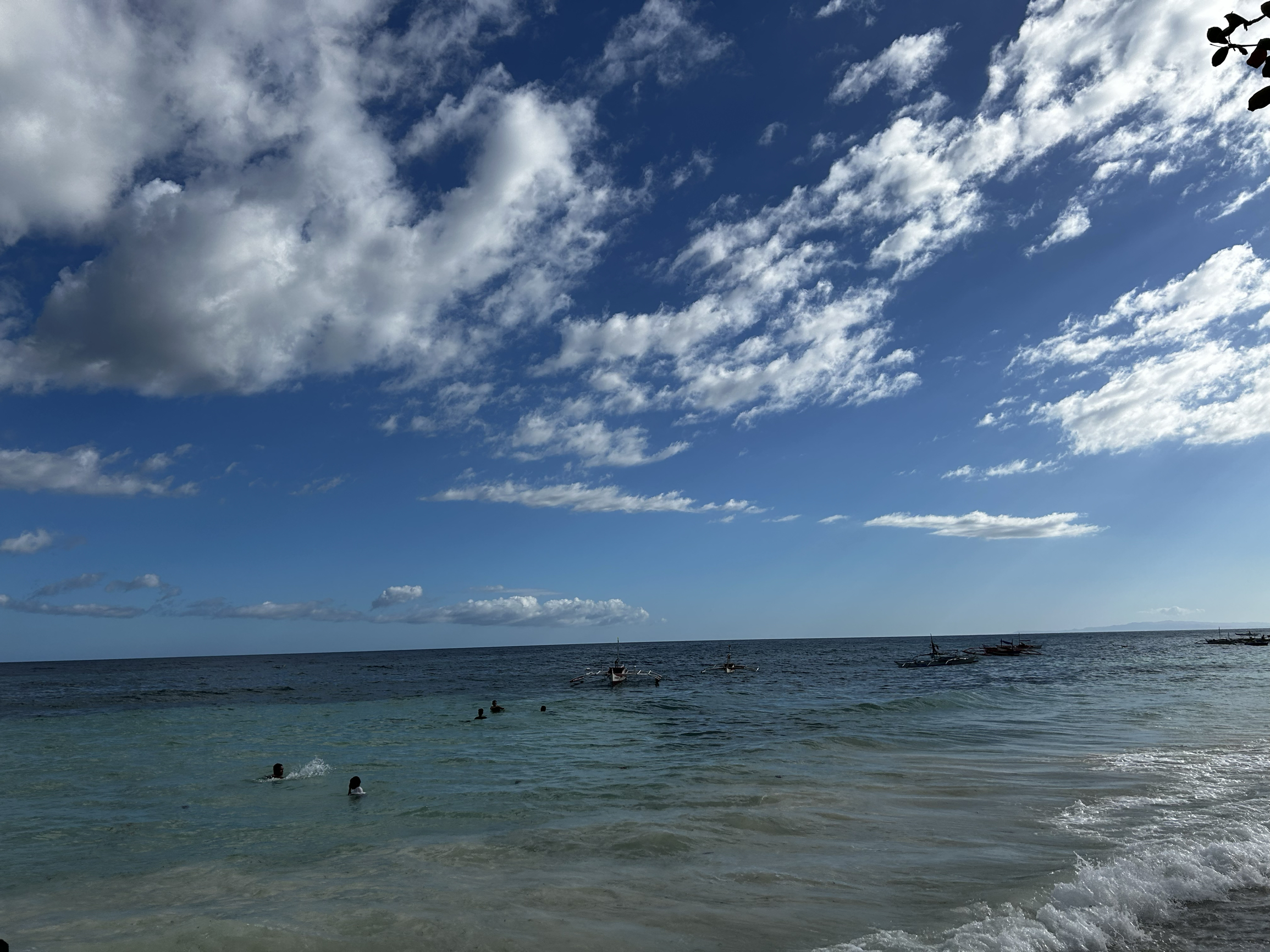今天一早去的比基尼白沙滩，还是非常漂亮，很多本地人和欧洲人在海里嬉戏，唯一美中不足的是今天浪有点大，