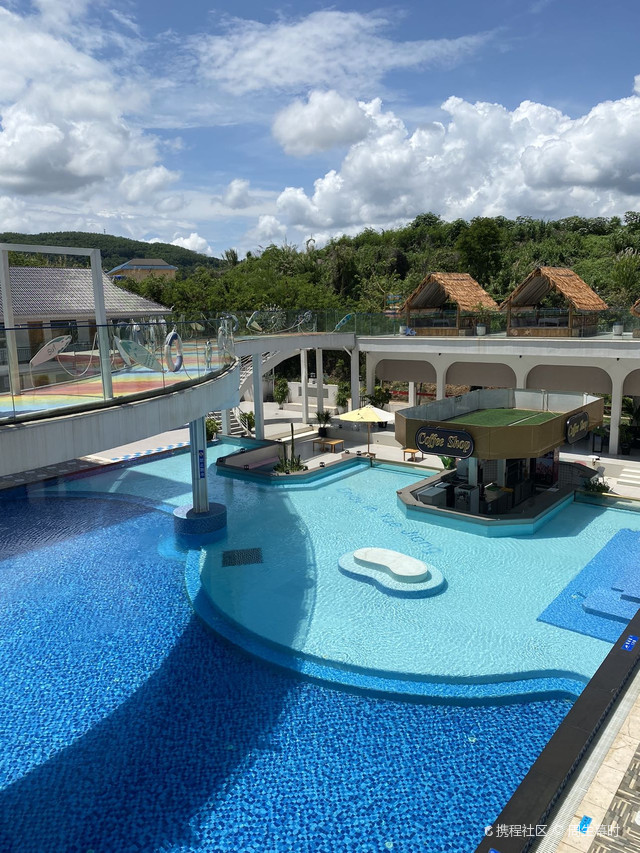 告庄内的超大游泳池酒店依山傍水_西双版纳悦江酒店景洪打卡