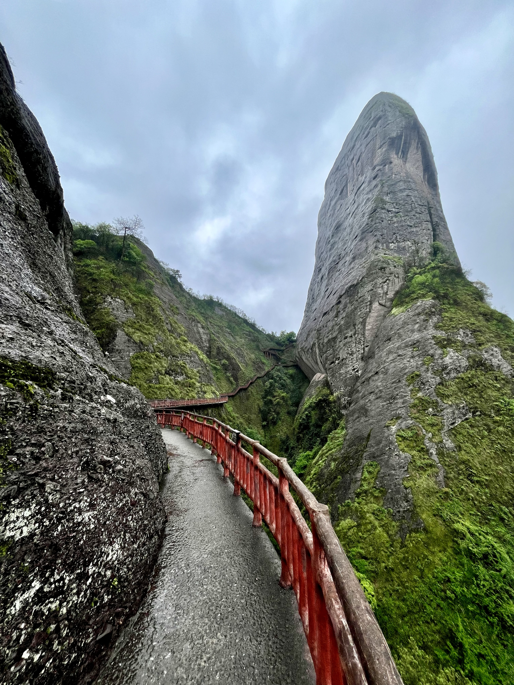 邵阳新宁崀山，一座被忽略的5A级风景区，也是湖南五大名山之一，奇峰怪石的丹霞地貌还是值得一览。 交通