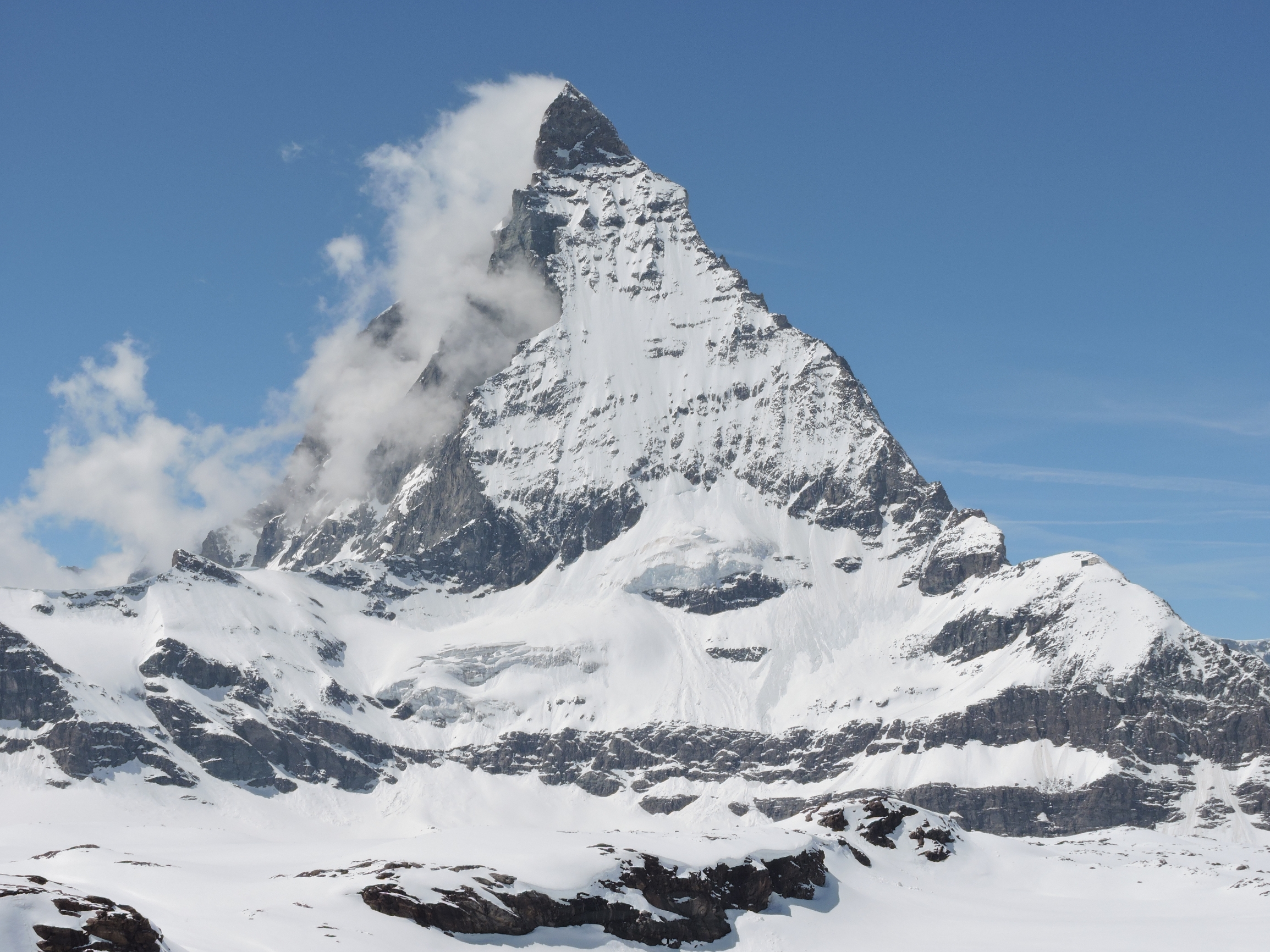 瑞士马特洪峰：阿尔卑斯山脉最险峻的山峰#阿尔卑斯山脉 #瑞士旅游 #马特洪峰   经常看电影的朋友对