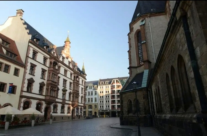 德国中部城市莱比锡是哥德之路上的一个漂亮的城市，特别是她的老城，漫步其中，是一种享受，干干净净，整整