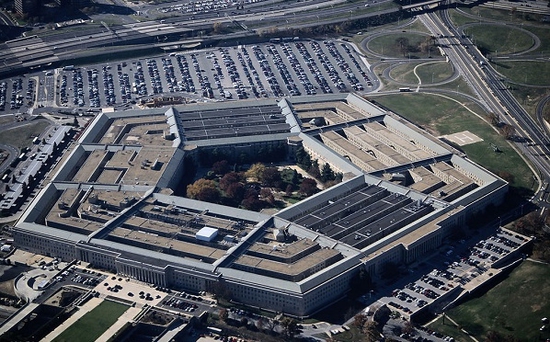 五角大楼（英语: The Pentagon）是美国国防部的办公大楼，位于华盛顿西南方弗吉尼亚州阿灵顿
