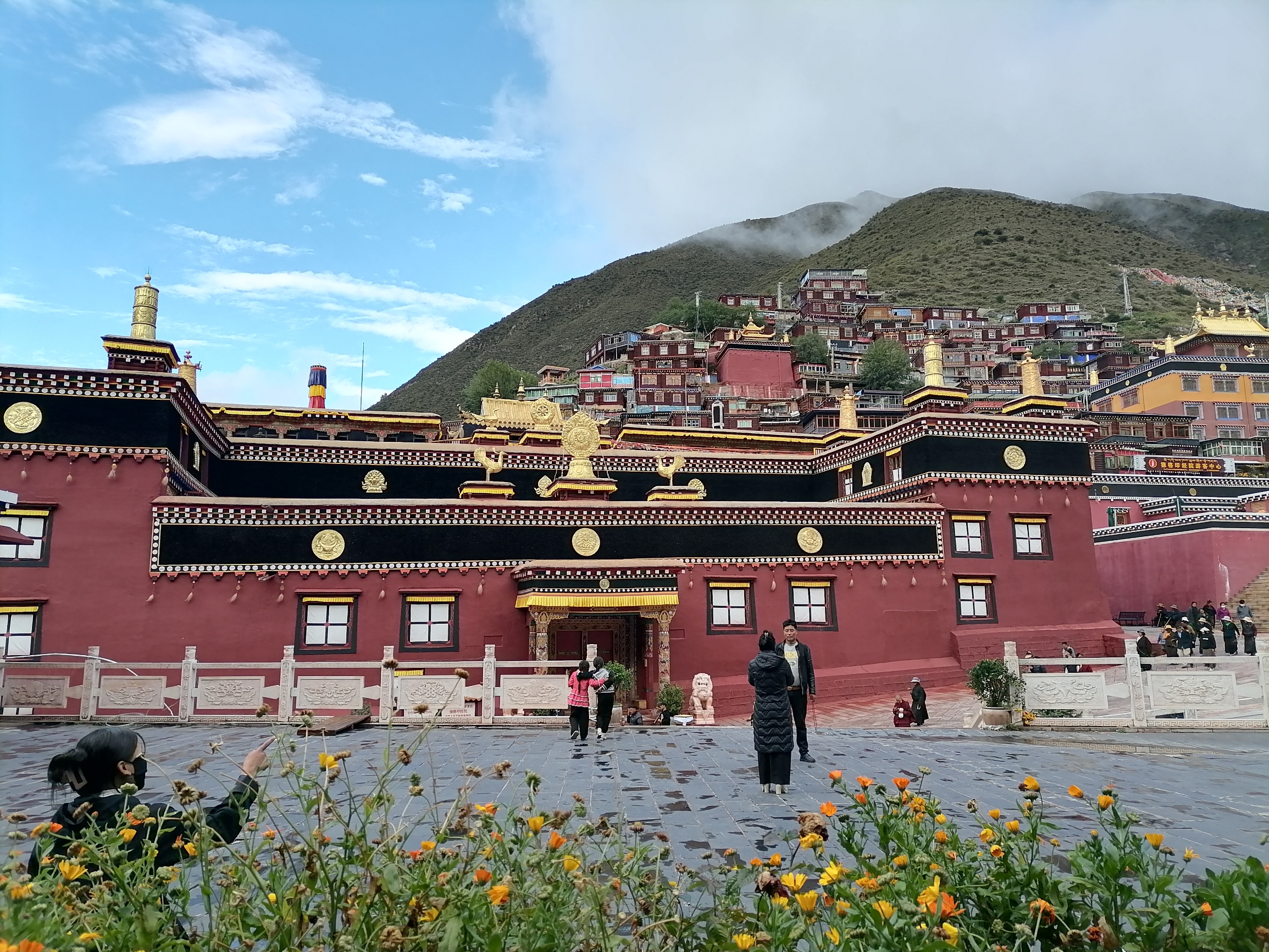 #旅行拍照不露脸 #发现旅途的色彩 德格印经院是康巴地区著名的宗教文化中心，这里地处川西北，与西藏江