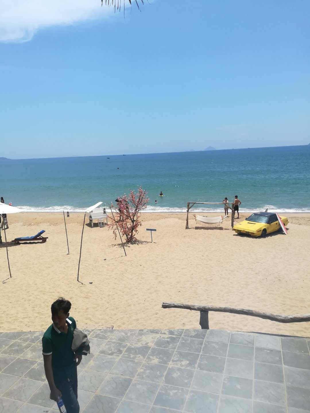#海岛度假村首选 来到越南芽庄发现大自然的美，清澈的海水，湛蓝的天空。走在柔软的沙滩上享受着大自然带