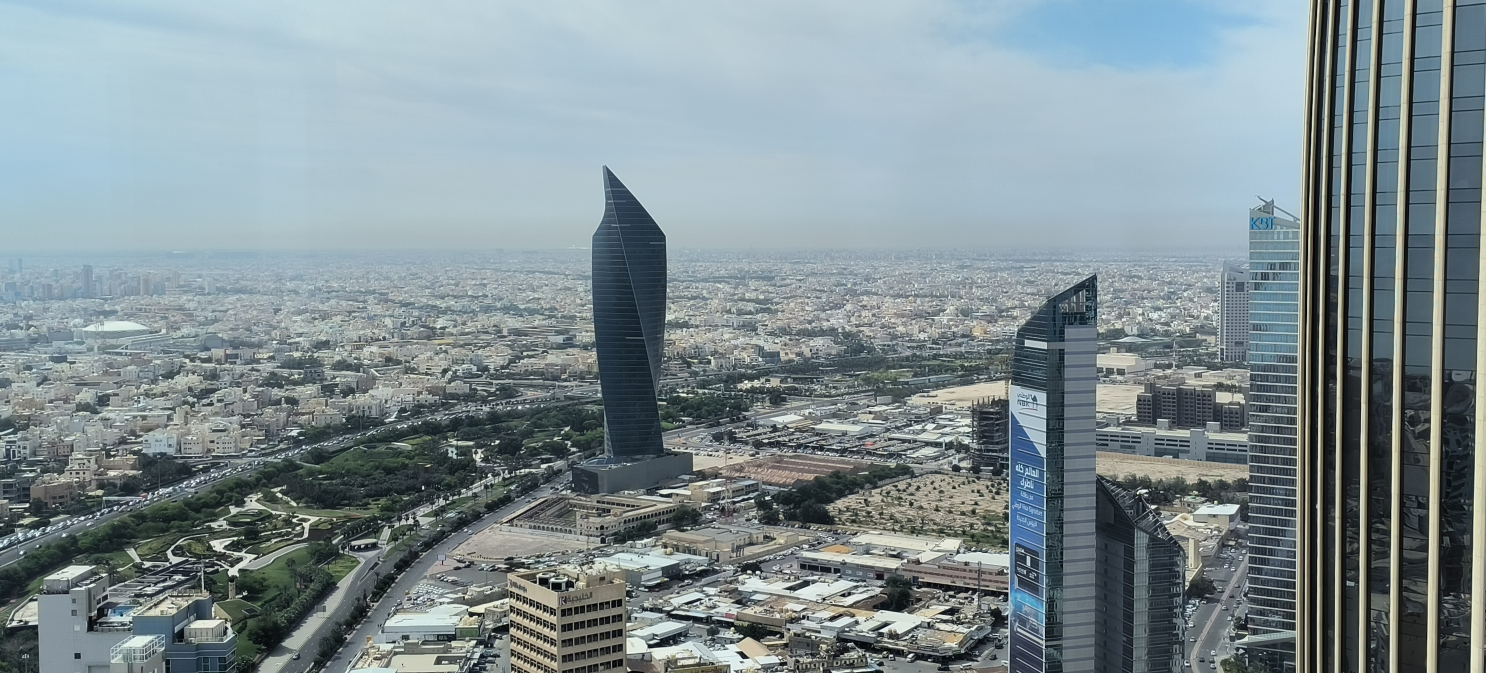 科威特城，是科威特国家的首都。首都处在科威特海湾内，科威特城集中了科威特国家的优质资源，各色建筑风格