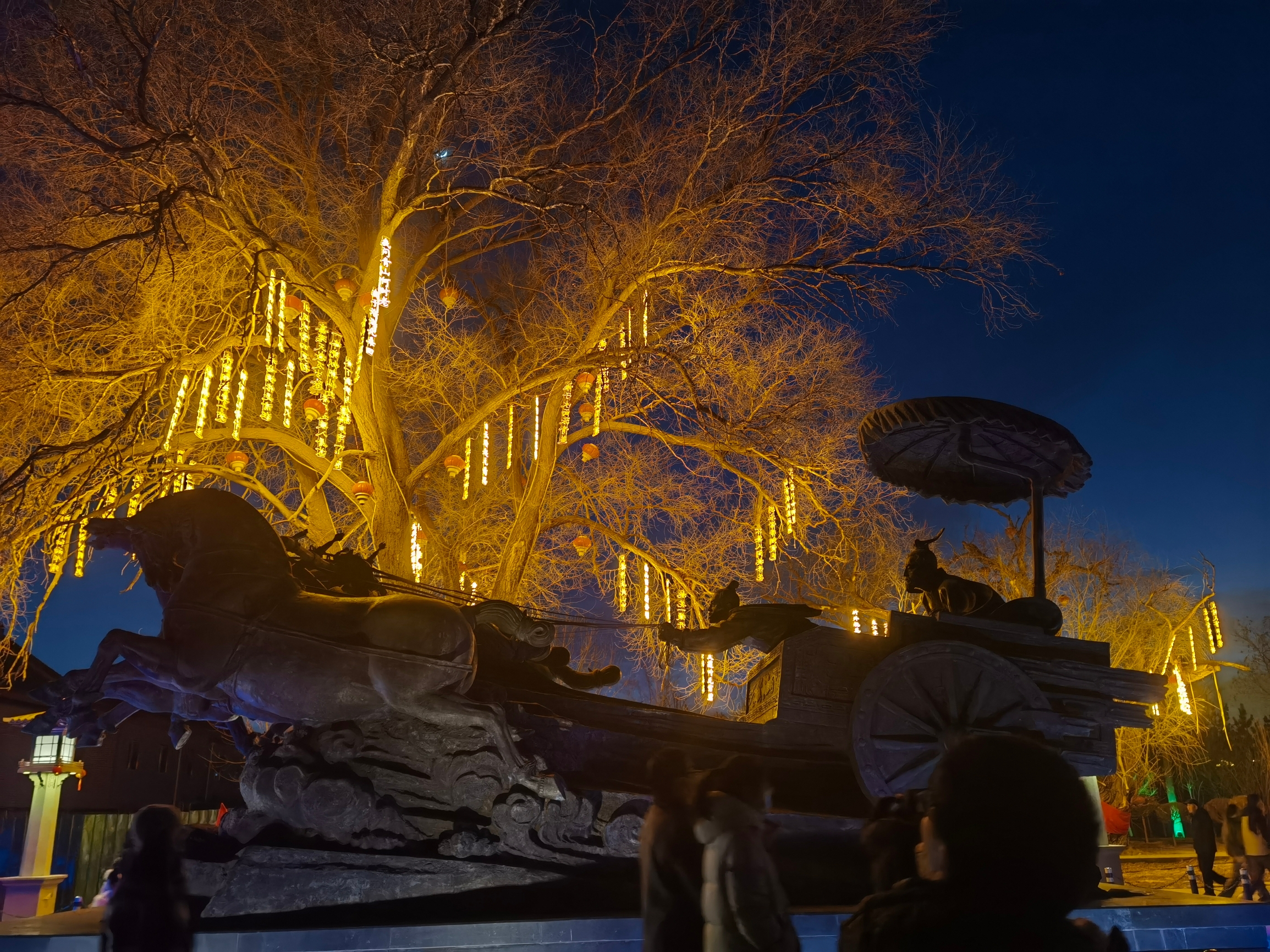 白天登顶一览纵山小，晚上登顶俯瞰城市夜景，灯火阑珊处