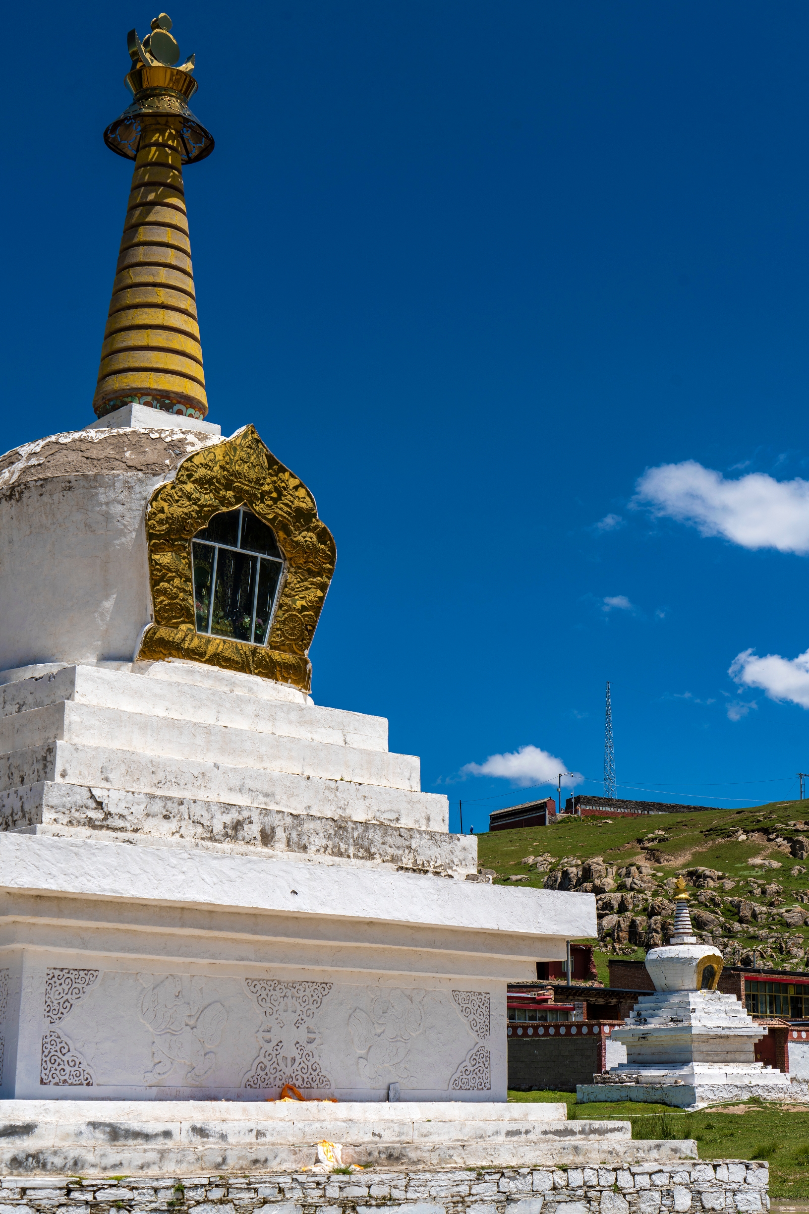 亦称“切更寺、“切更尔寺”，藏语称“和日贡特却扎西林”，意为“和日妙乘吉祥洲”。位于县治西北90公里