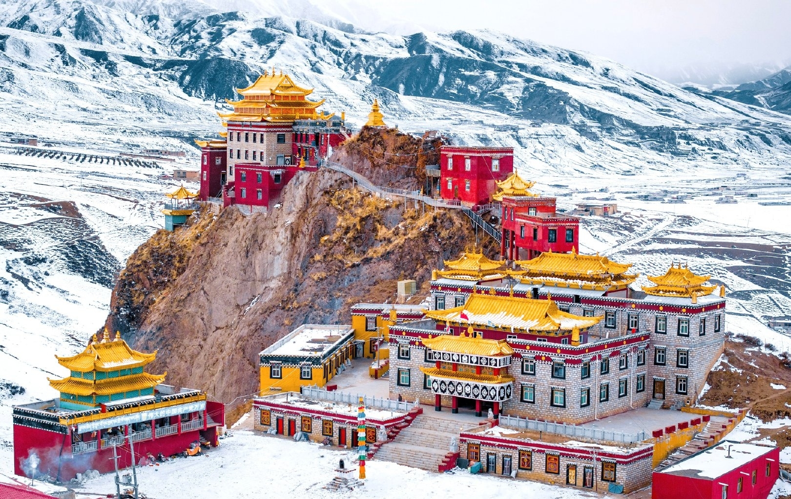 冬季雪后西藏昌都的孜珠寺和匝色寺如梦幻里的美景一样，天空之城孜珠寺在雪天显得更为壮观，特色的藏式建筑
