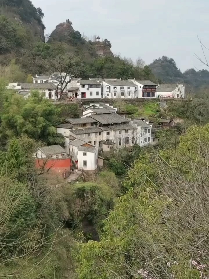 悬崖上的村庄