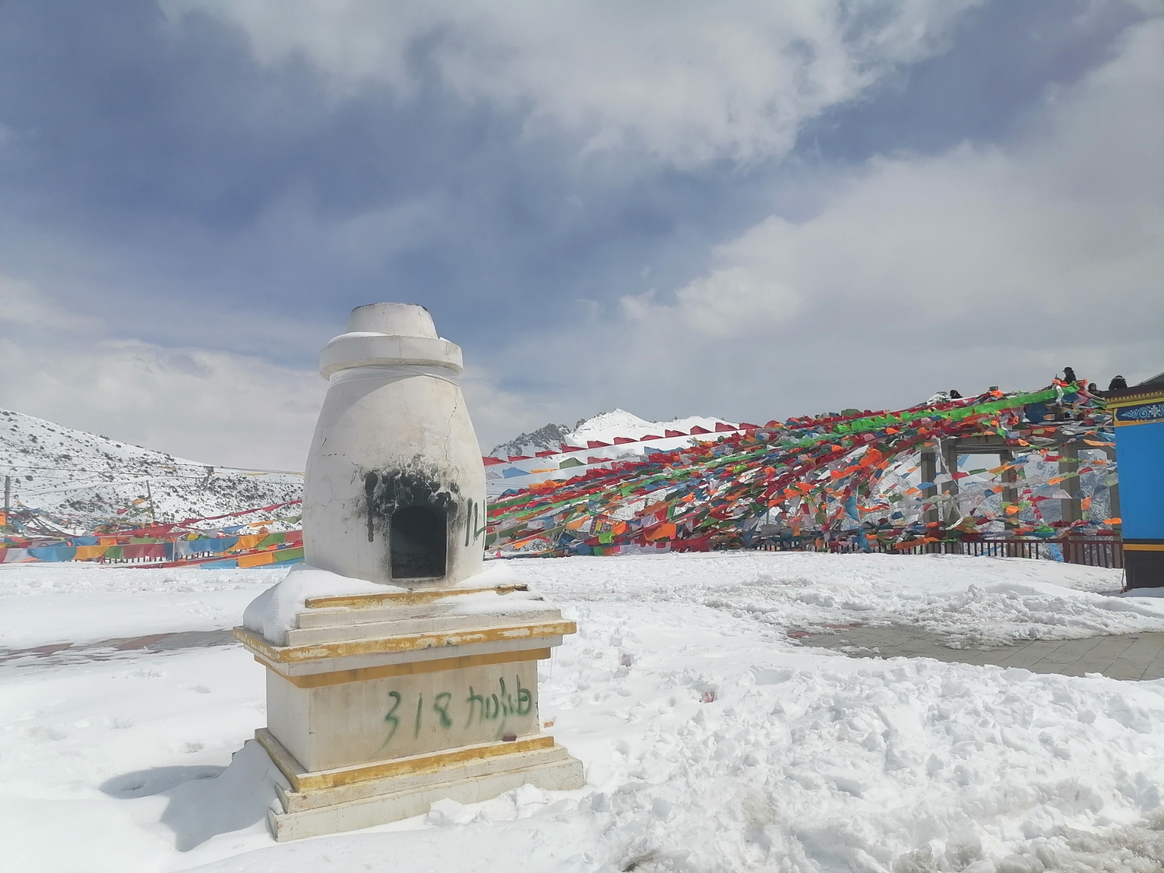 4月10日西藏左贡县一邦达草原一业拉山达板一怒江七十二拐一多拉神山一八宿县。从左贡到邦达草原观景点玉