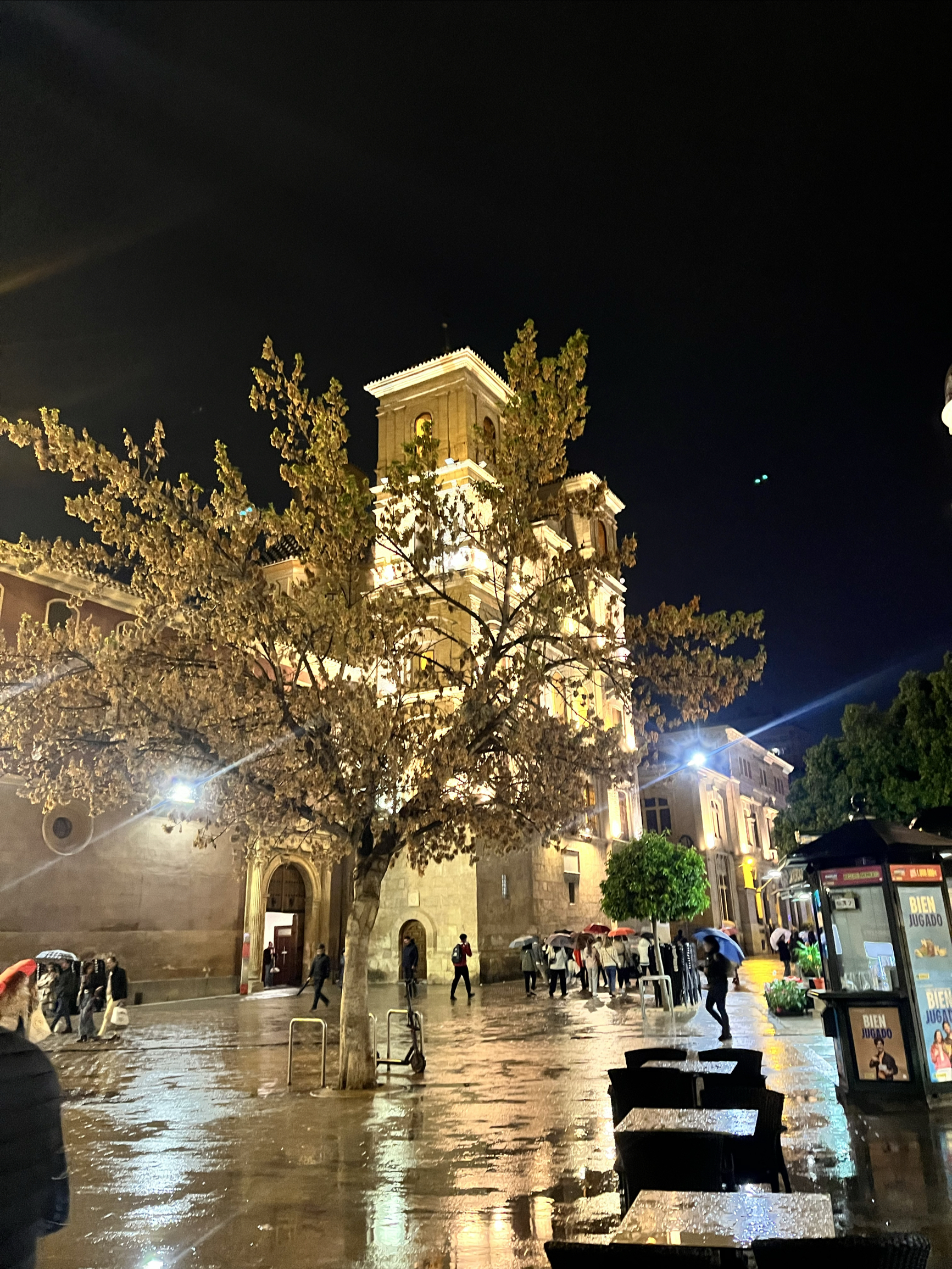 Murcia 市中心，街道非常干净. 市中心两个教堂，都有非常悠久的历史，建筑年代都超过百年. 今天