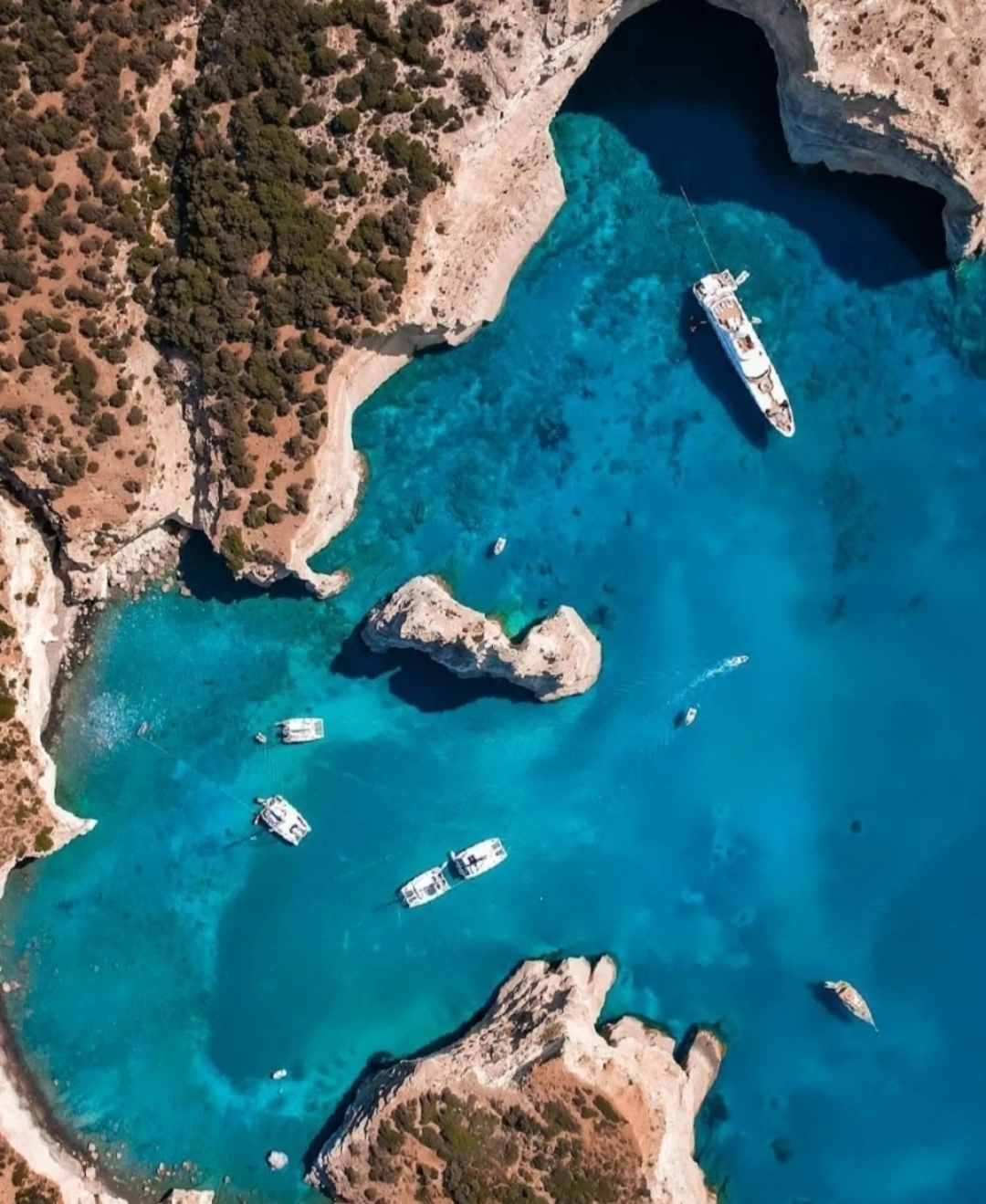 希腊，一个古老而美丽的欧洲国家！ 那是完全不同次元的透明度与蔚蓝，海水简直有如真空的空间般澄澈剔透，