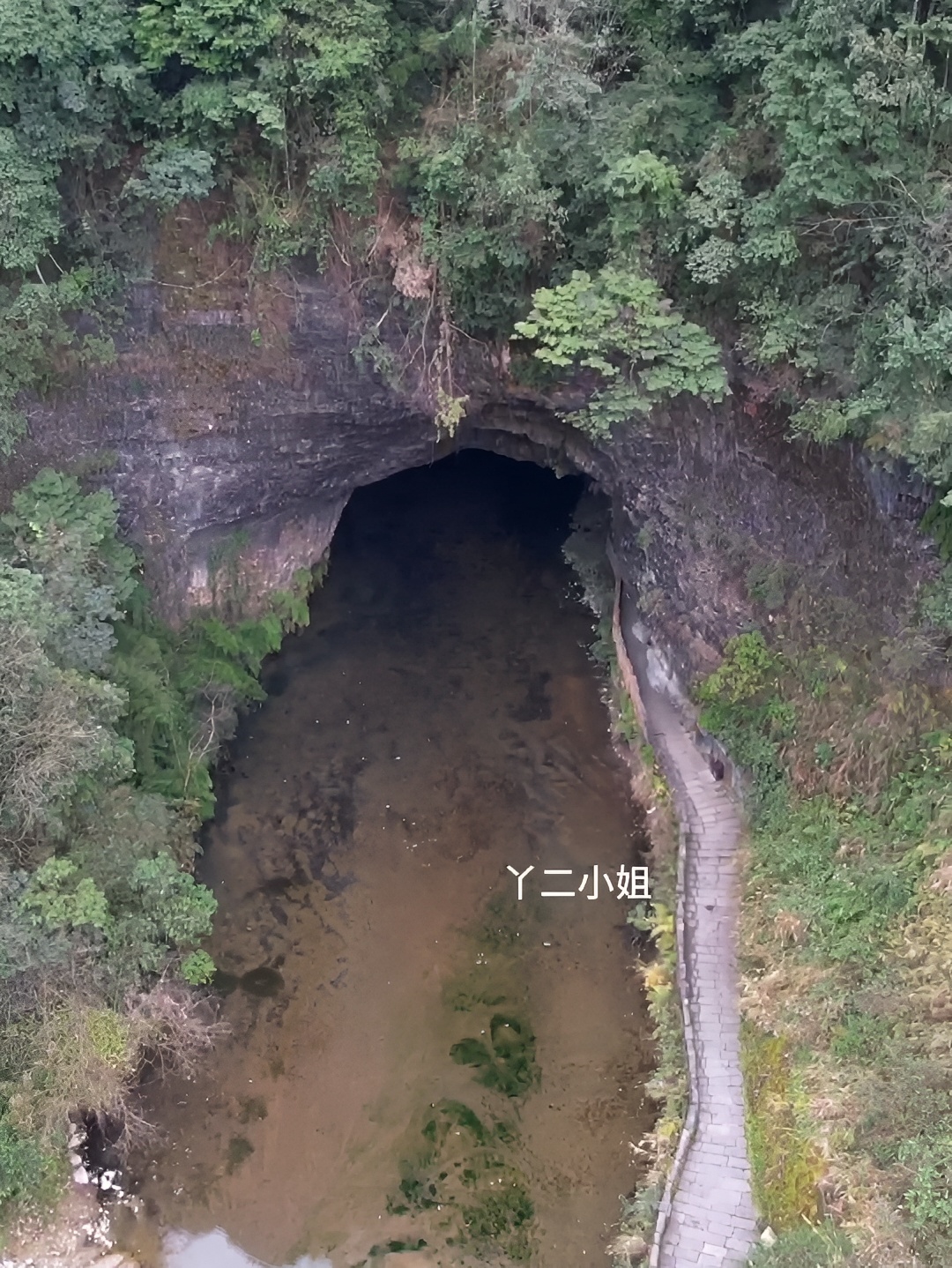 在贵州大山深处发现一个神秘山洞，洞内深不可测，只见清澈见底的水缓缓流出 #探秘 #山洞里到底藏着什么