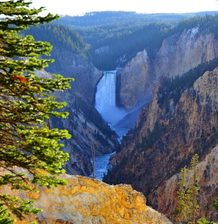 黄石大峡谷（Grand Canyon of the Yellowstone）位于美国怀俄明州黄石国家