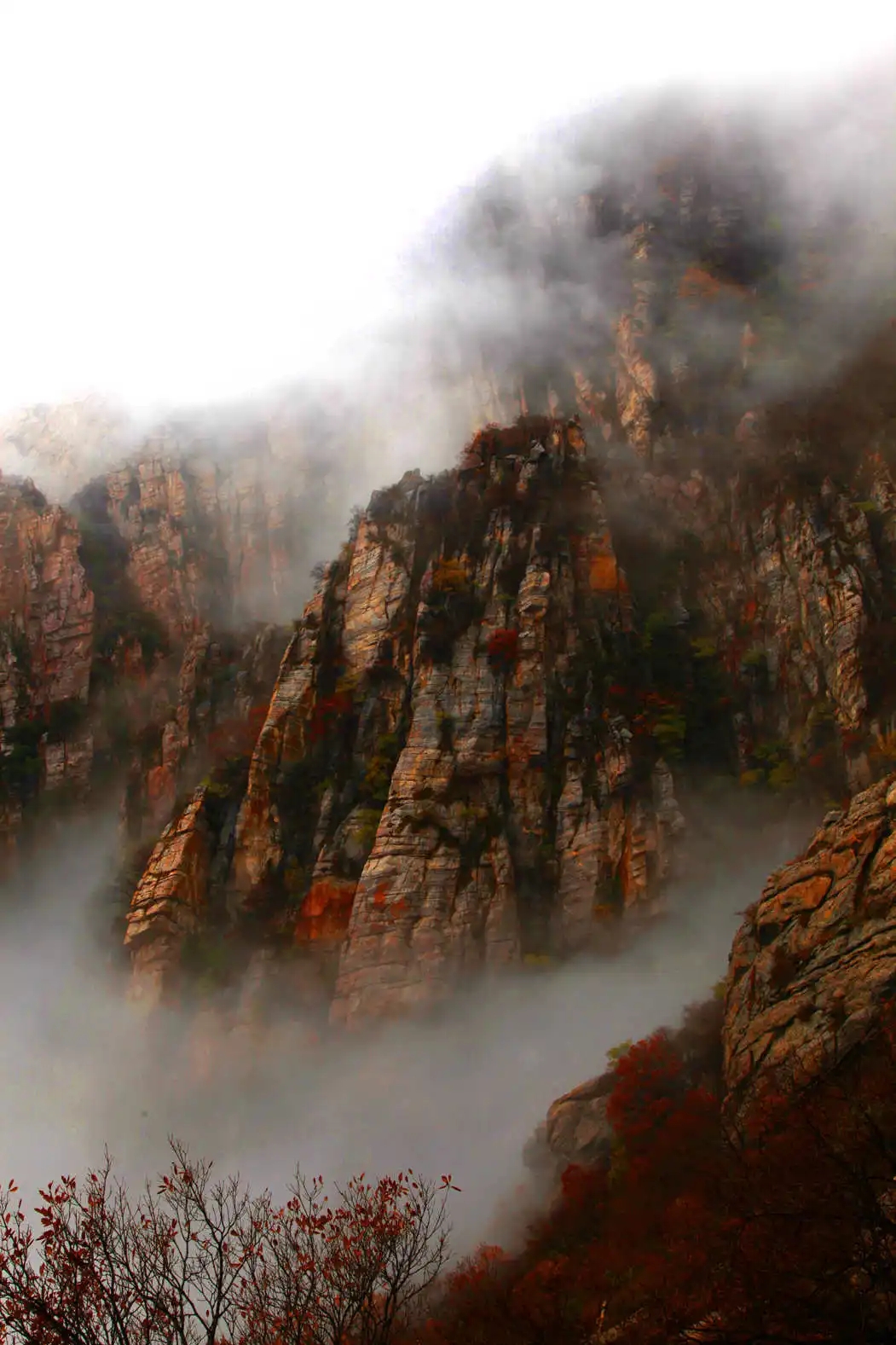 嵩山风景名胜区，通称为中岳，是中国五大名山之一，也是道教全真派圣地。嵩山中部以少林河为界，东为太室山