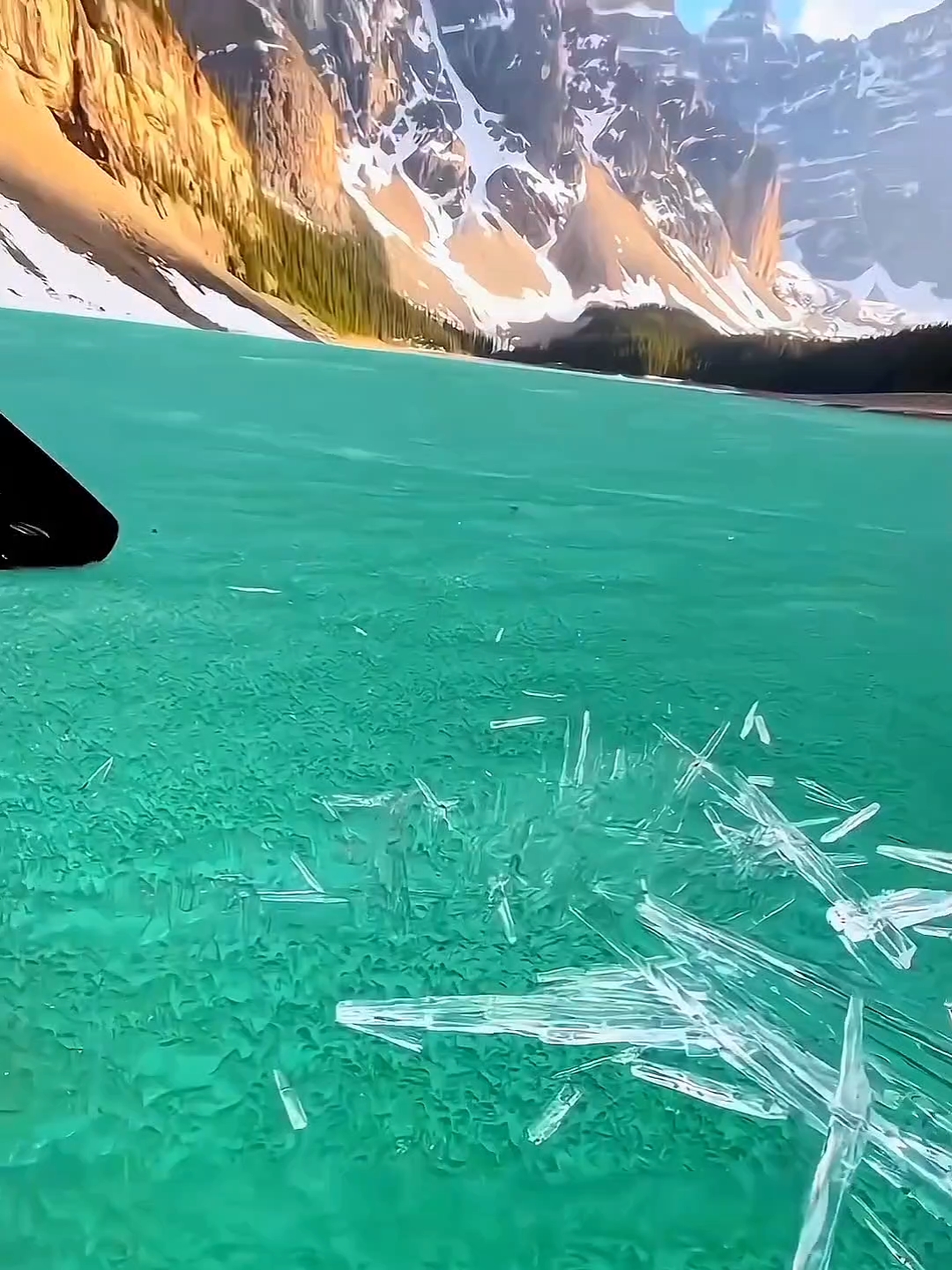 加拿大班夫国家公园“晶莹剔透的冰开始融化了太美了