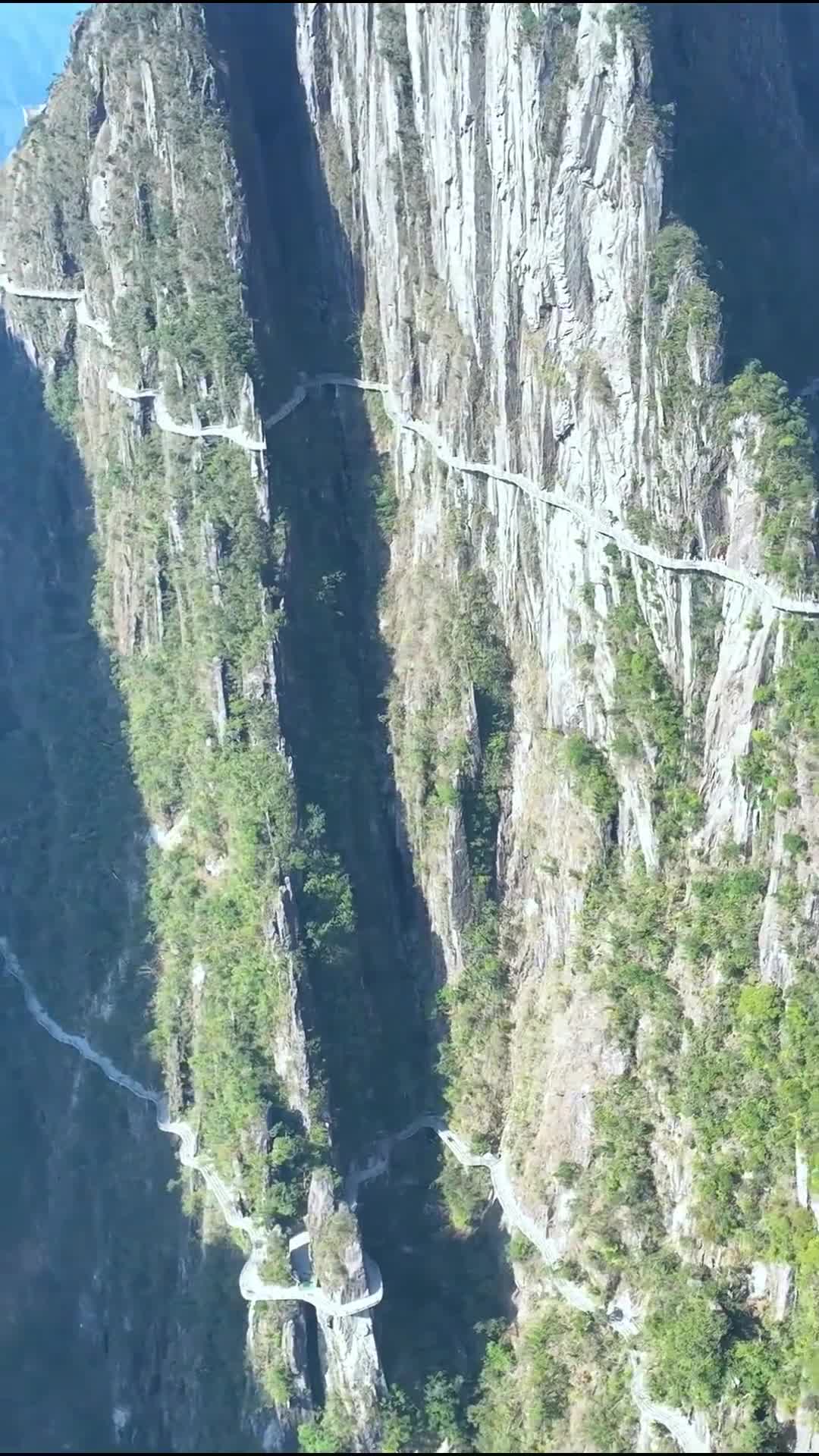 郴州：莽山，垂直在悬崖绝壁的栈道