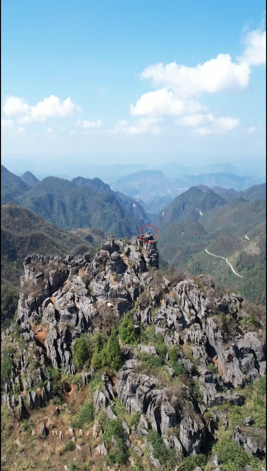 神奇的贵州飞天崖，大自然的鬼斧神工，崖壁悬空伸出，还叠着巨石