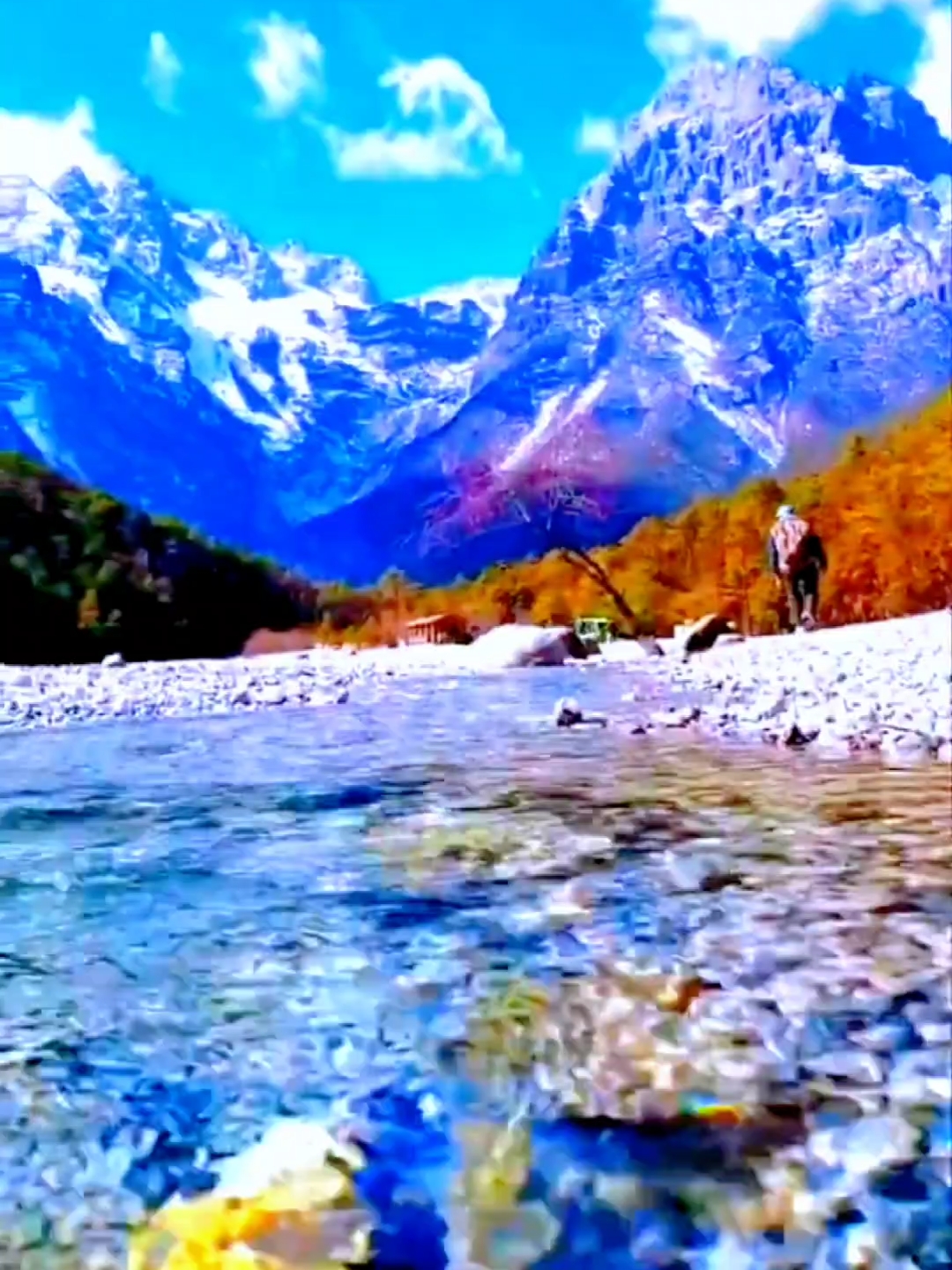 玉龙雪山的雪山与蓝月谷的绿水相拥，演绎着大自然的激情与浪漫