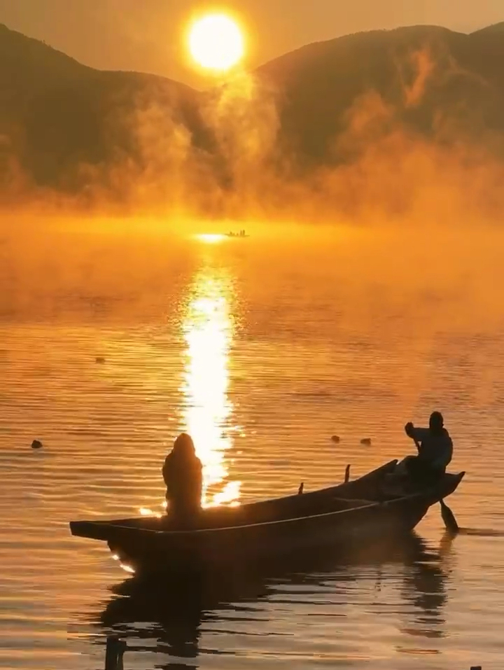 在一个清晨醒来看到了泸沽湖的晨雾