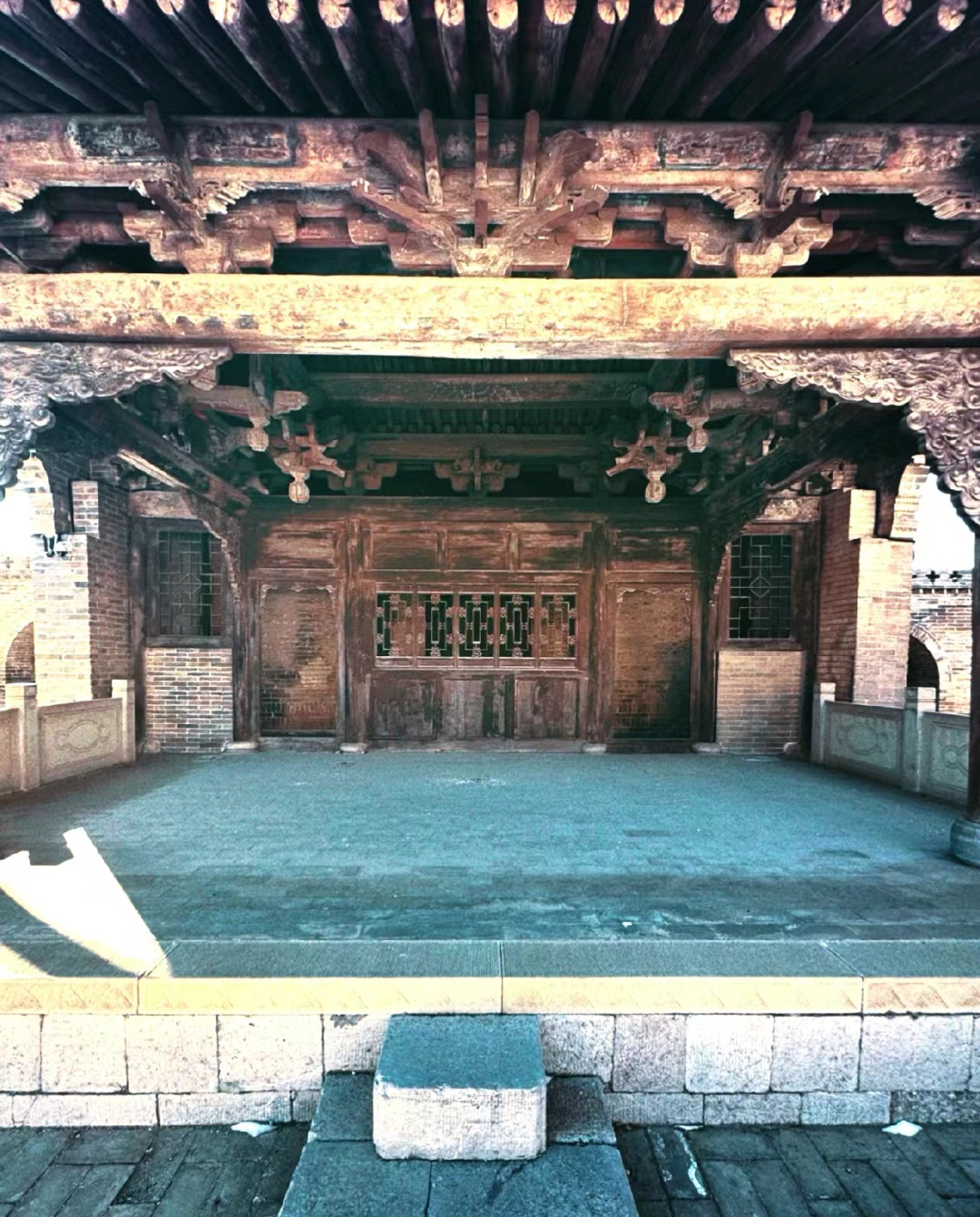 寿阳松罗院|“积木”垒起来的正殿 正殿为元代建筑，面阔三间，进深三间，单檐硬山顶。戏台。戏台为明代建