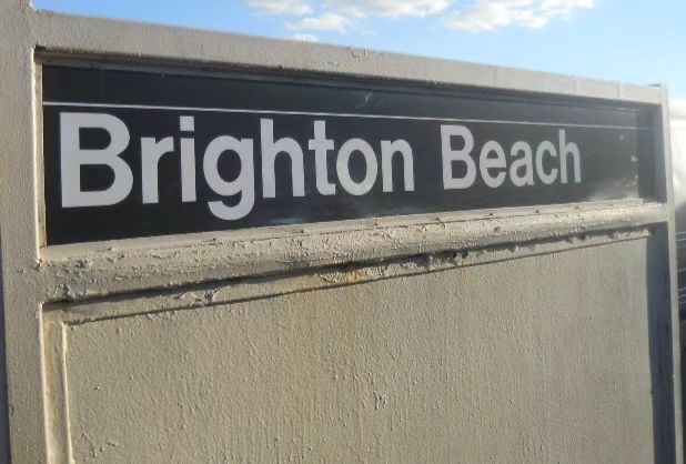🌊布莱顿海滩逃逸记 | 沐浴阳光，享受纽约的沙滩时光🌴✨  🏖️ 阳光下的慢生活 布莱顿海滩，这片位