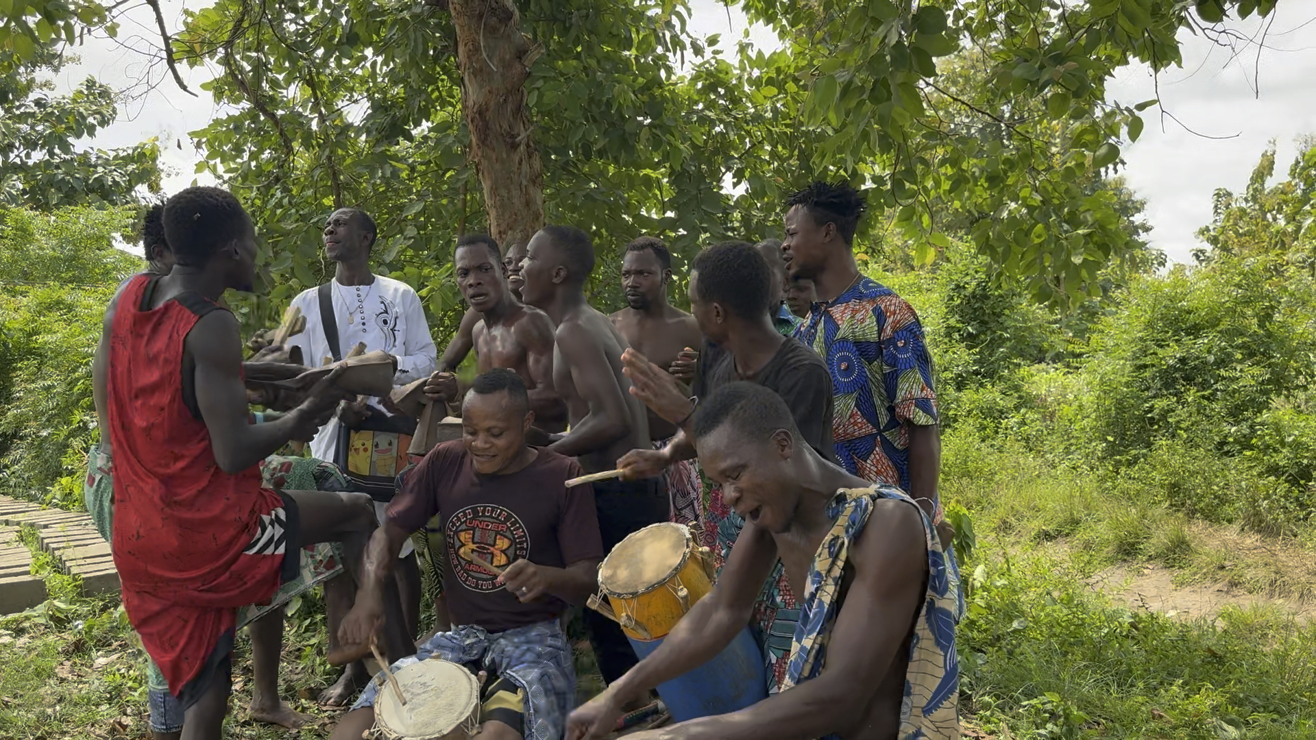 村落里的非洲鼓表演