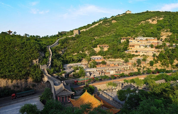 娘子关，古称悬泉，位于山西省平定县，地处太行山中段的晋冀两省交界处，是重点文物保护单位。 该景点据传