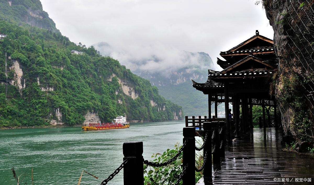 三峡人家风景区是宜昌最受欢迎的旅游景点之一，它位于长江三峡的西陵峡段。这个景区以其独特的峡谷风光、传