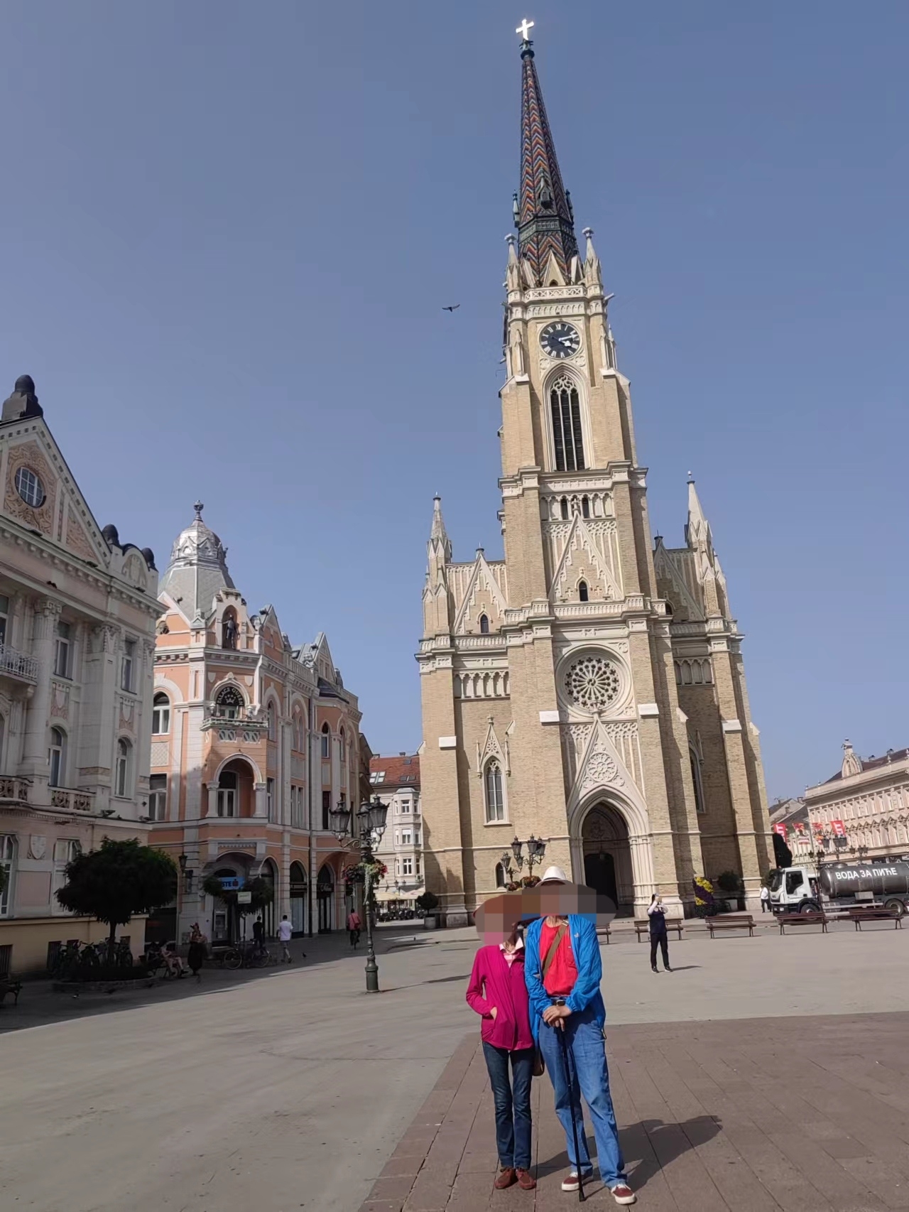 塞尔维亚第二大城市诺维萨德市的自由广场，有教堂，巴洛克风格的市政厅，大型铜像和商店，是休闲购物的好地