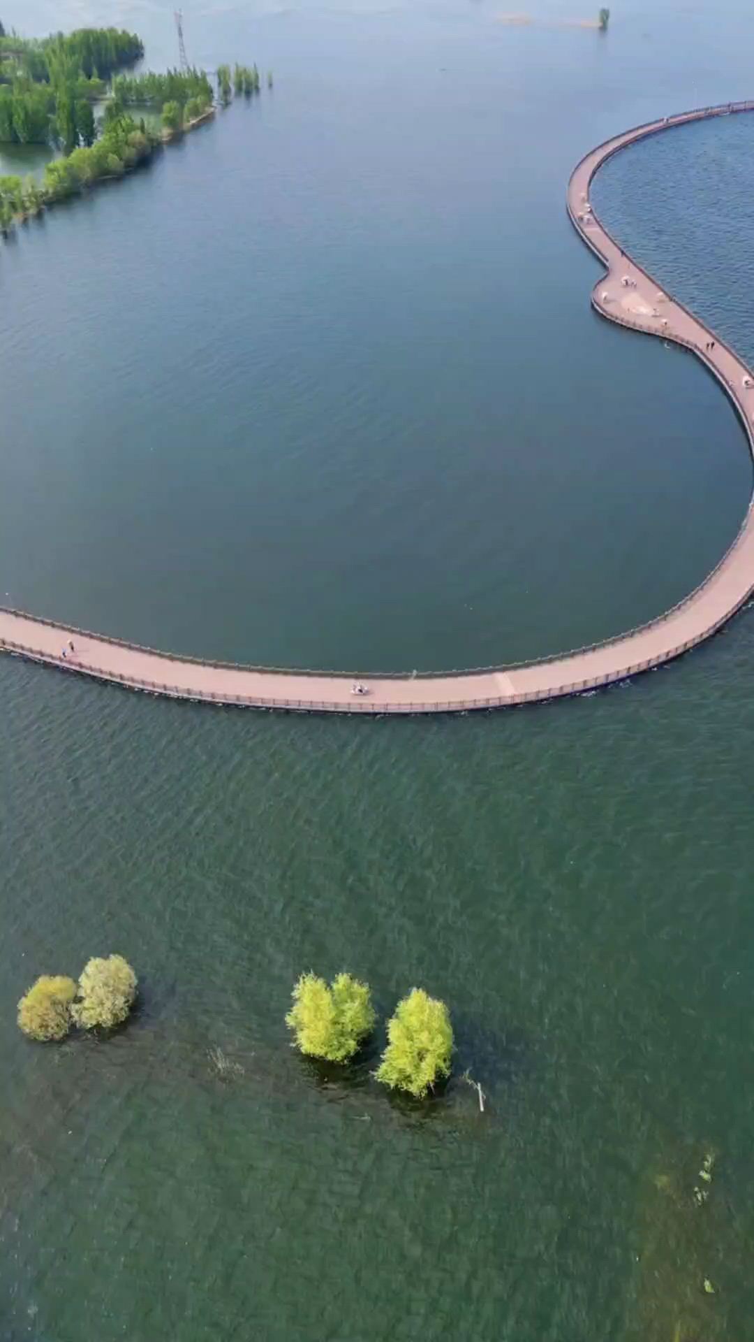 溢泉湖位于河北省邯郸市磁县县城西3公里处，滏阳河源头，东武仕水库之畔。 溢泉湖这个美丽的名字来源于一