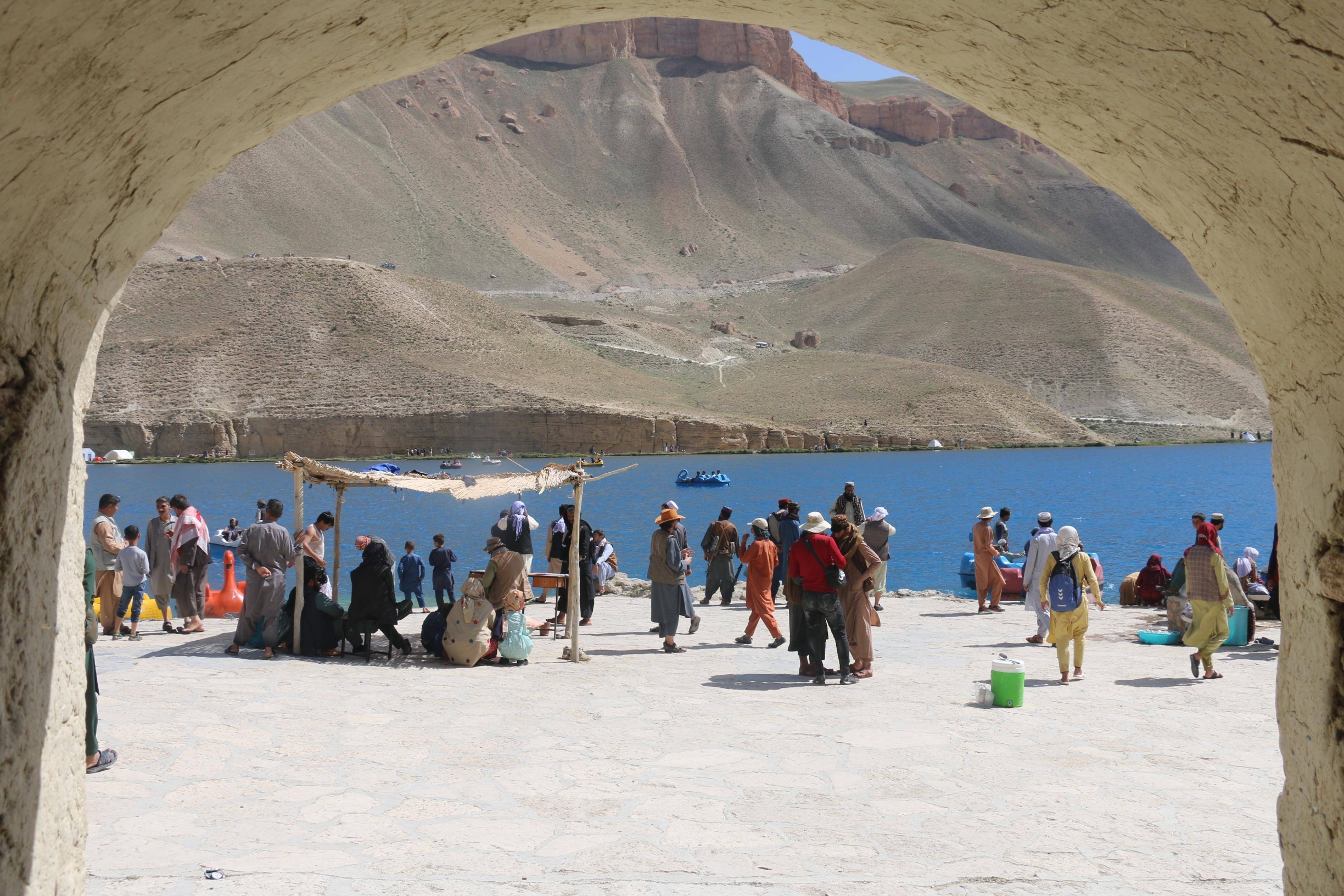 阿富汗人的夏天，在蓝宝石般的圣湖边度过