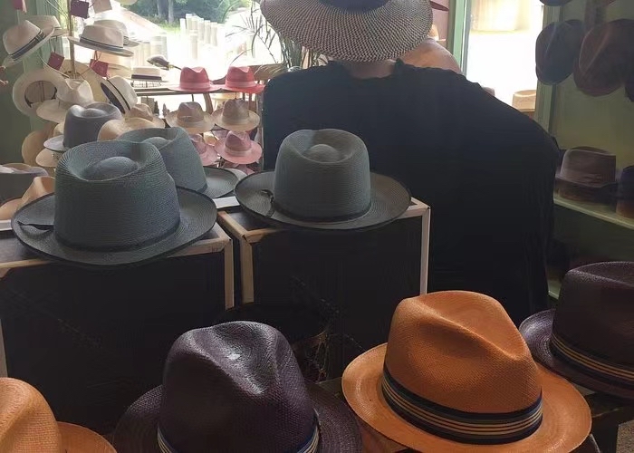 有趣的老板为我找到了完美的法国贝雷帽。 才华横溢的女帽设计师在整洁迷人的空间里制作完美的手工帽子。
