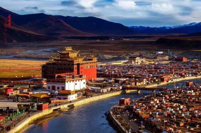 #打卡世界奇迹旅行地  地址：四川甘孜州 亚青寺，是中国最大、信徒最多的藏传佛学院，位于四川甘孜的康