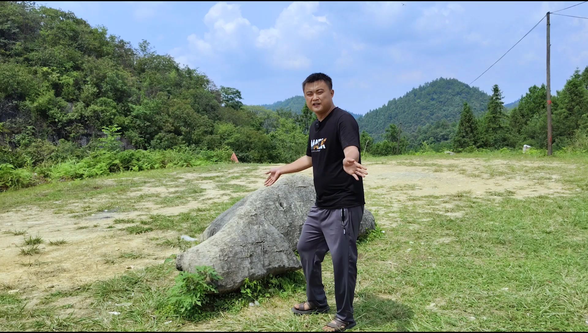贵州山顶上的一块奇石，与山连为一体，酷似一条美人鱼，可惜鱼头