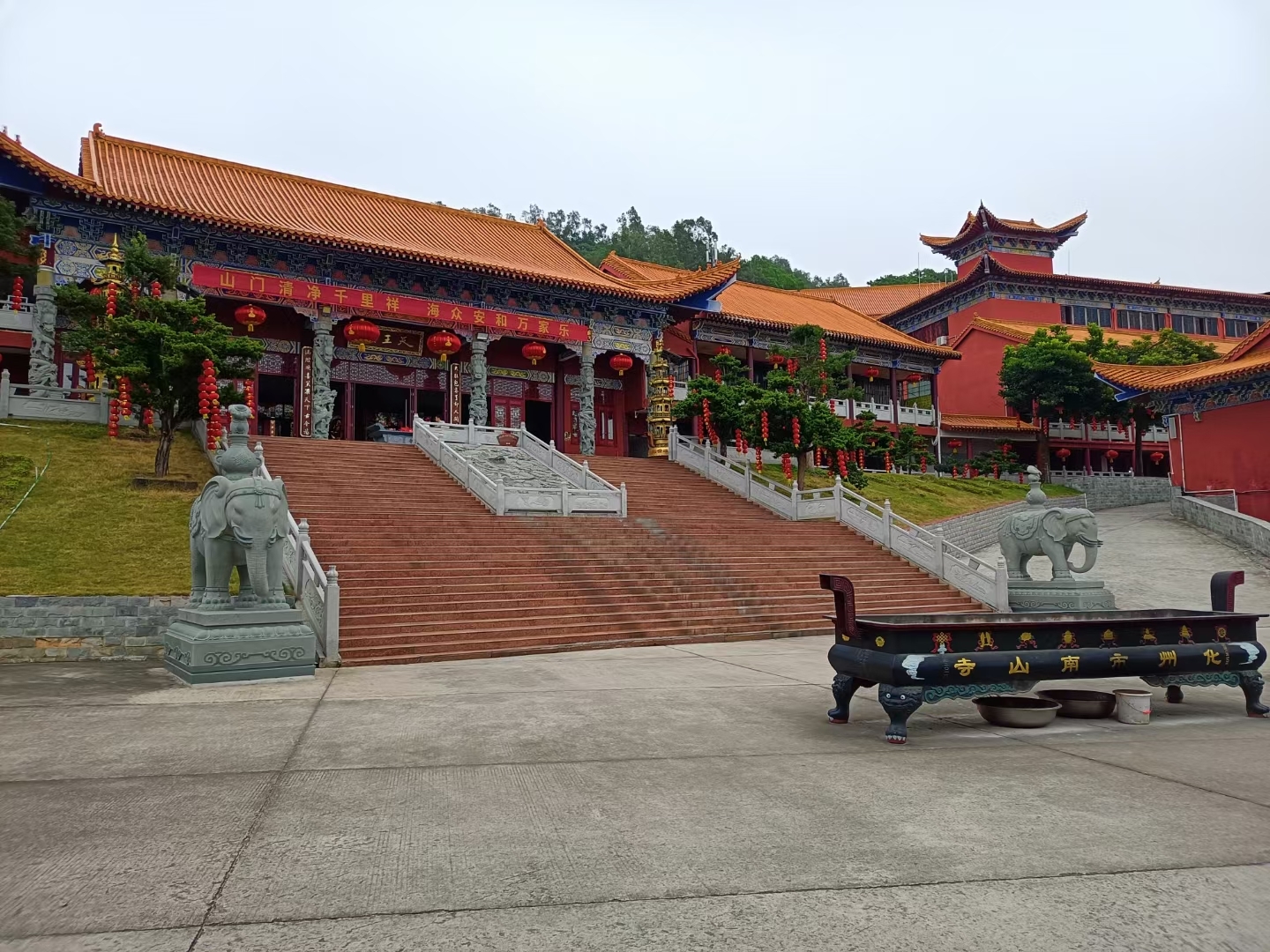 化州南山寺礼佛南山寺