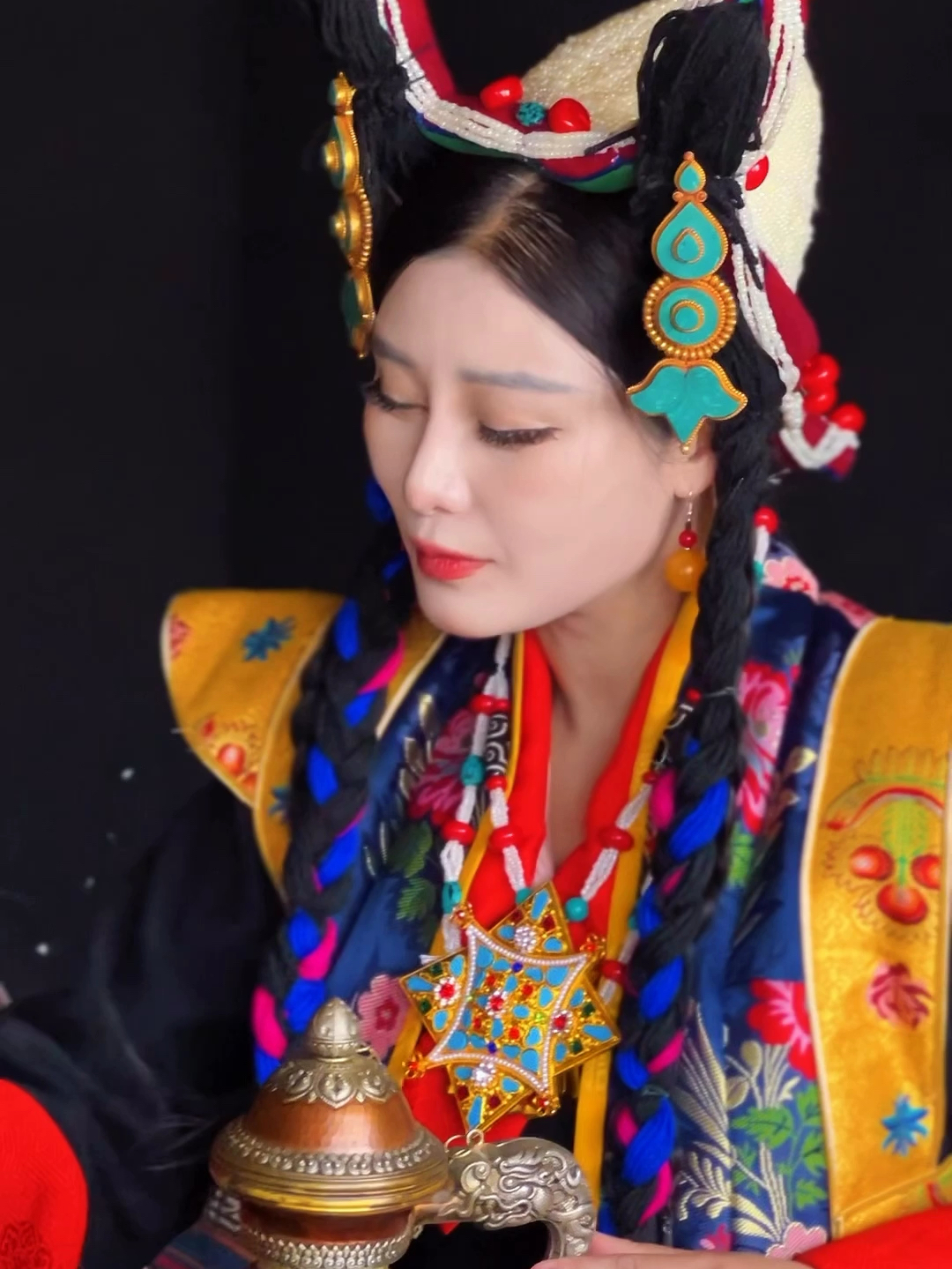 拉萨贵族服，传统的文化记忆，珍珠冠＋珊瑚巴珠头饰＋三联嘎乌盒的盛装女性，藏语称为“坚桑玛” #西藏 