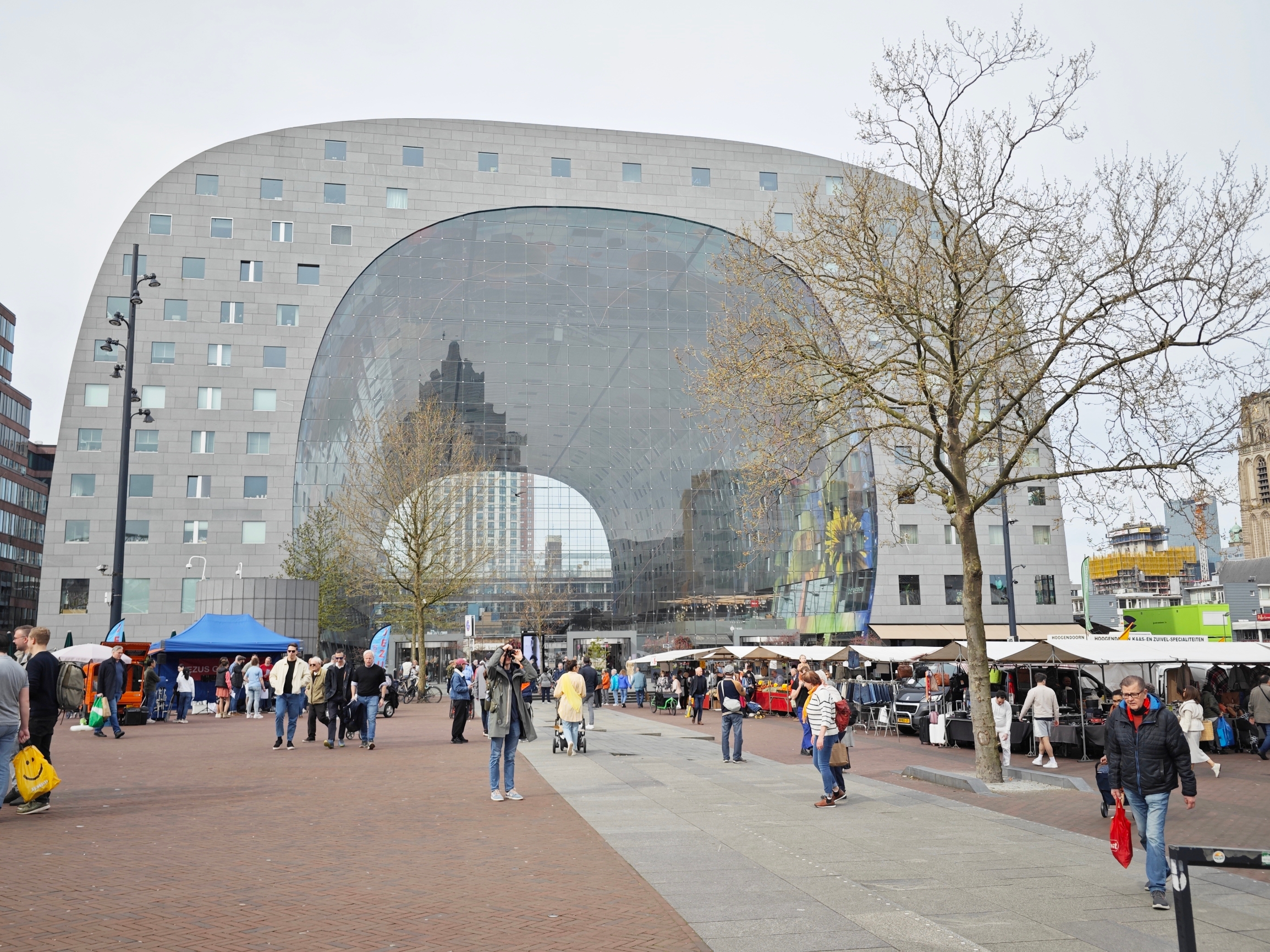 荷兰第二大城市鹿特丹，Markthal鹿特丹市场，这是在大型拱廊之中的广场，拱廊璧上有各种花卉，鱼鸟