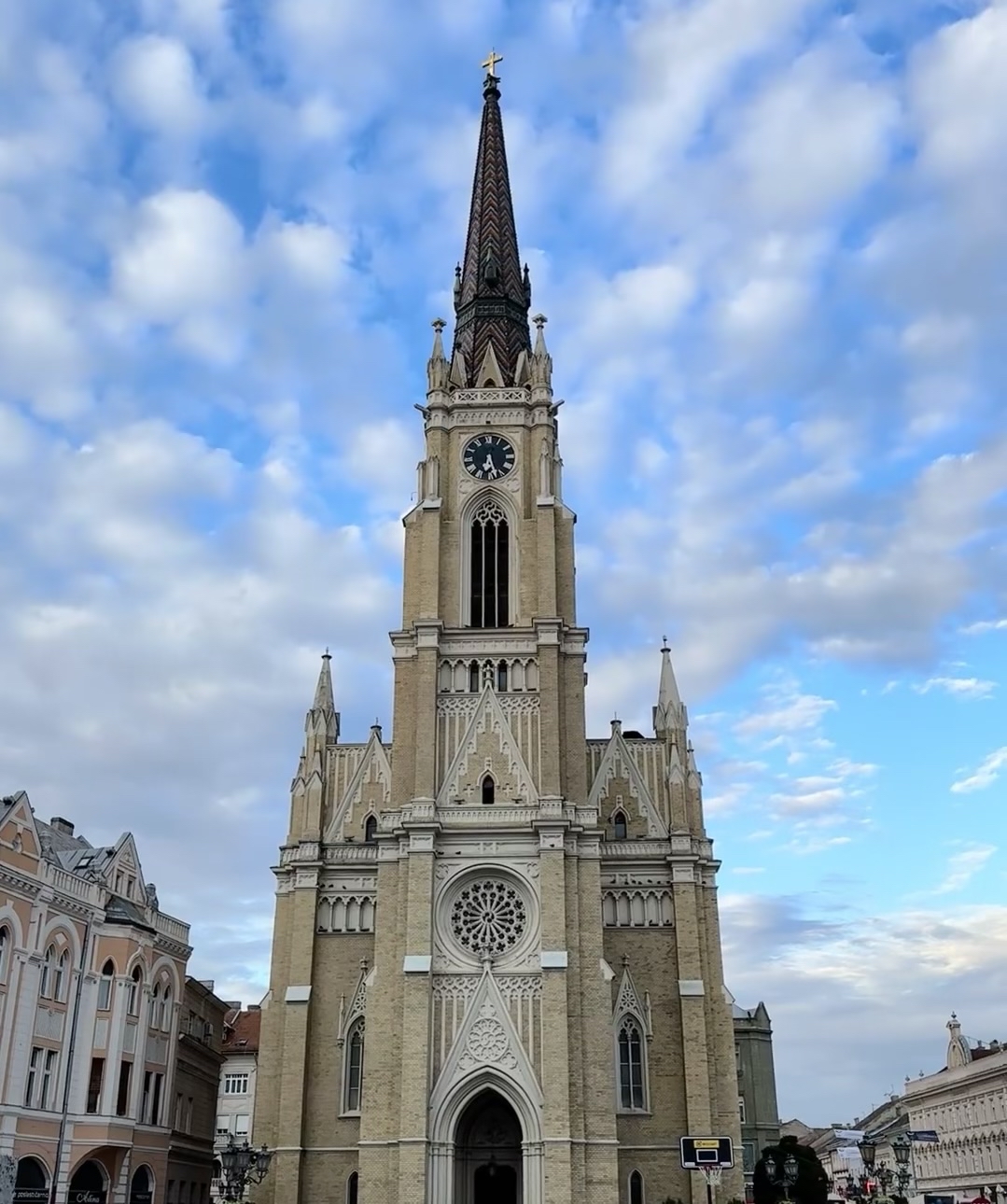 诺维萨德的圣玛利亚主教座堂，这座宏伟壮丽的新哥特式建筑，以其高耸入云的尖塔、精致繁复的石雕和内部庄严