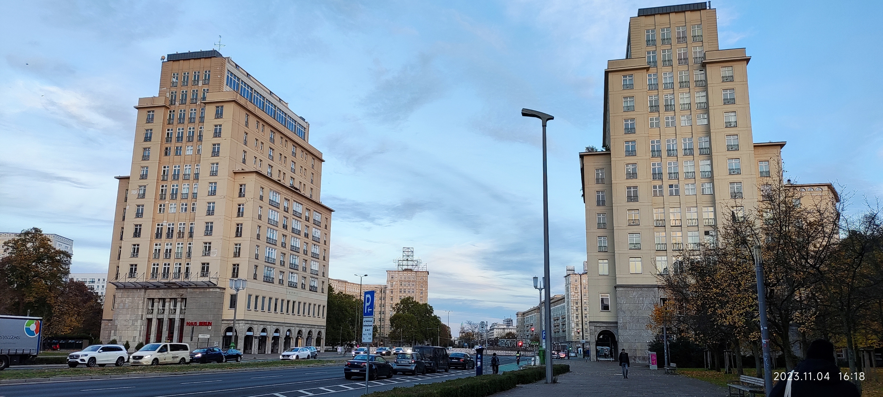 卡尔马克思大街是原东德的辖区，大街两边的大厦都是对称的，外形高度结构都一模一样。像极了莫斯科的苏联时