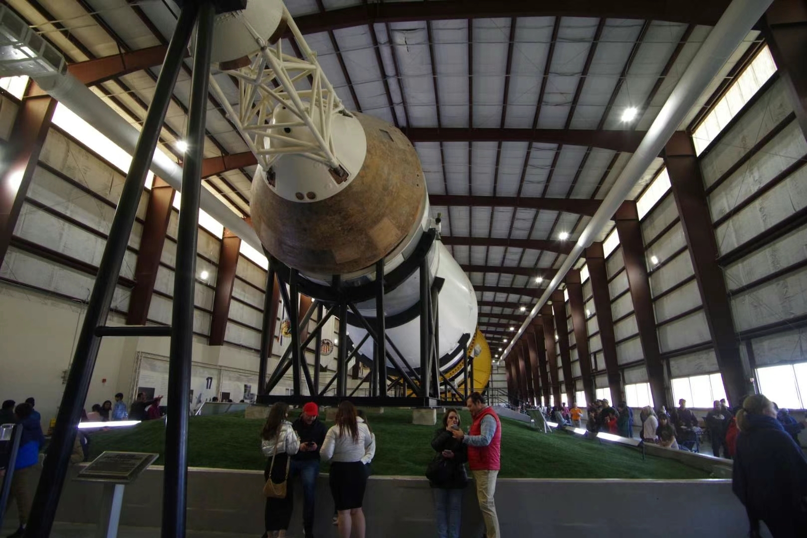 休斯敦航天中心博物馆，土星五号火箭现存三枚，休斯敦馆藏一枚，弗罗里达肯尼迪航天中心一枚，还有阿拉巴马