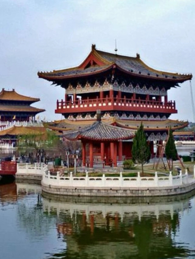 开封是中国河南省的一个历史文化名城，以其悠久的历史和丰富的文化遗产而闻名。同时，开封也是一座美食之城